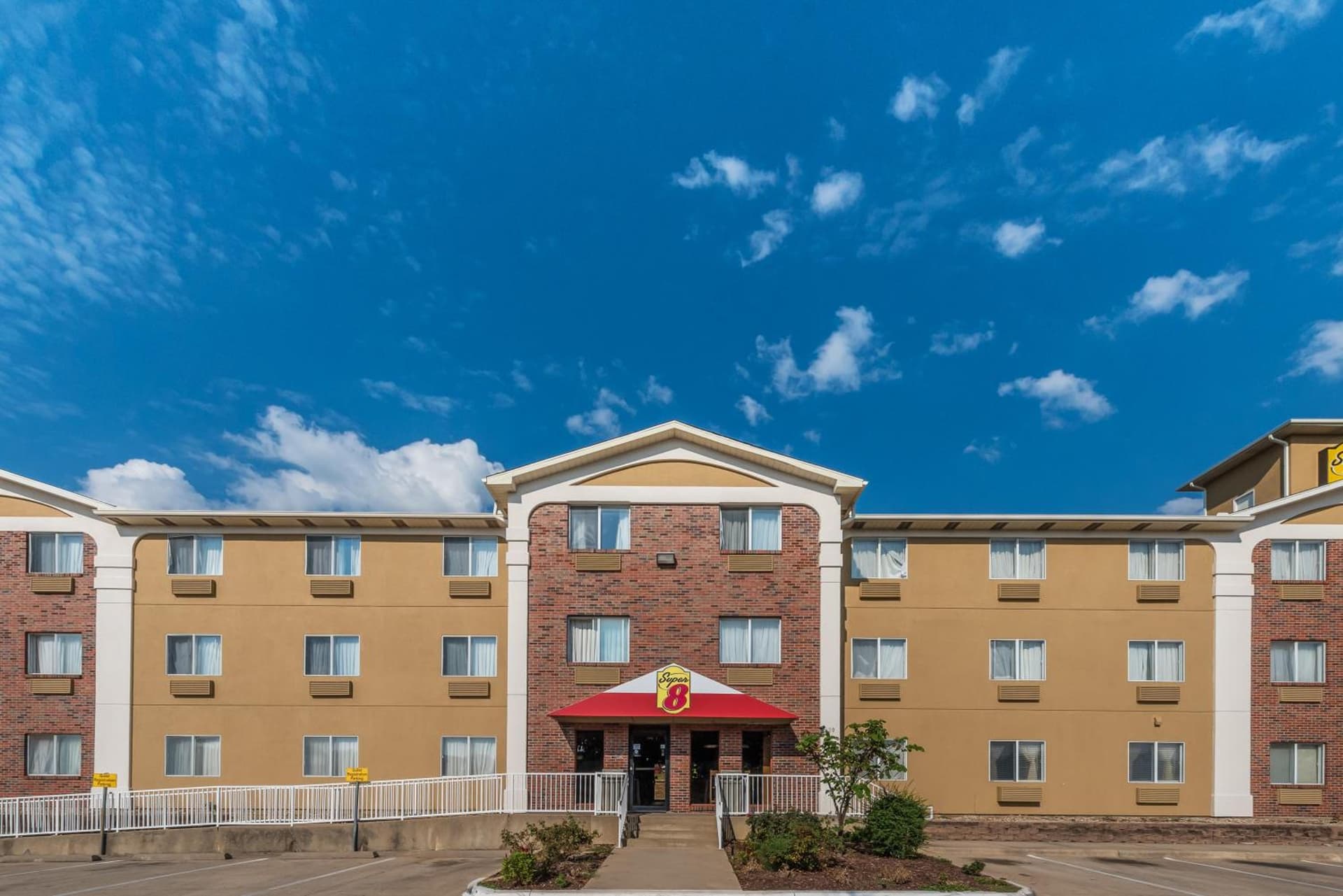 Super 8 by Wyndham Denton gallery photo in Denton, TX — image 11