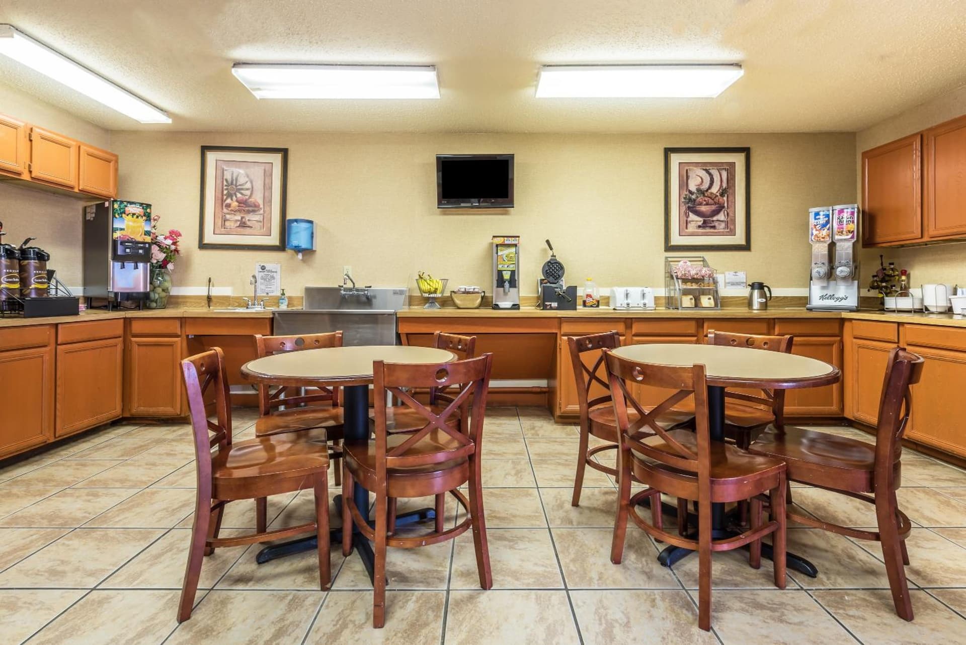 Super 8 by Wyndham Denton interior in Denton, TX — gallery photo 2