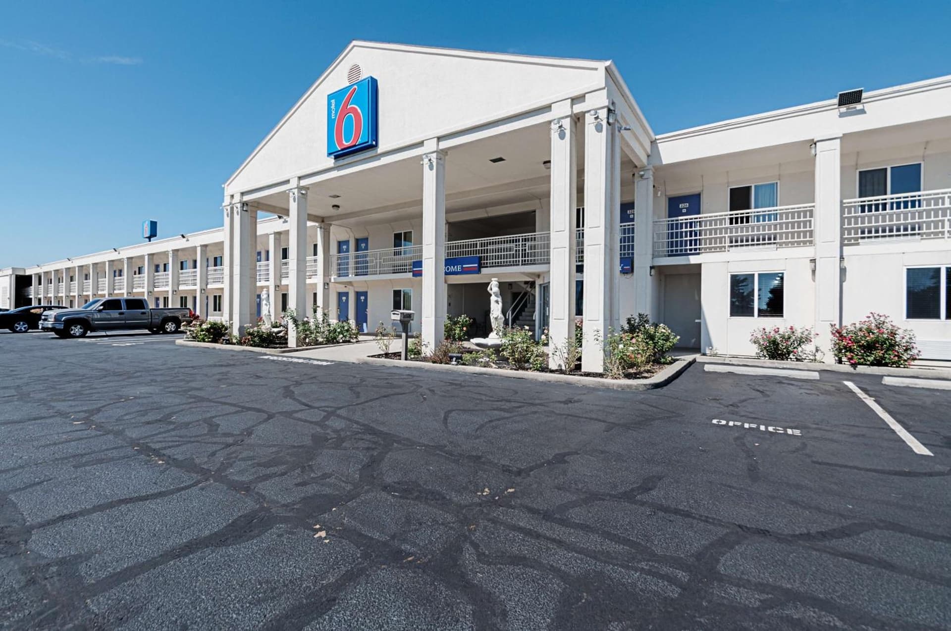 Motel 6-Martinsburg, WV featured exterior or lobby in Falling Waters, WV — similar hotel