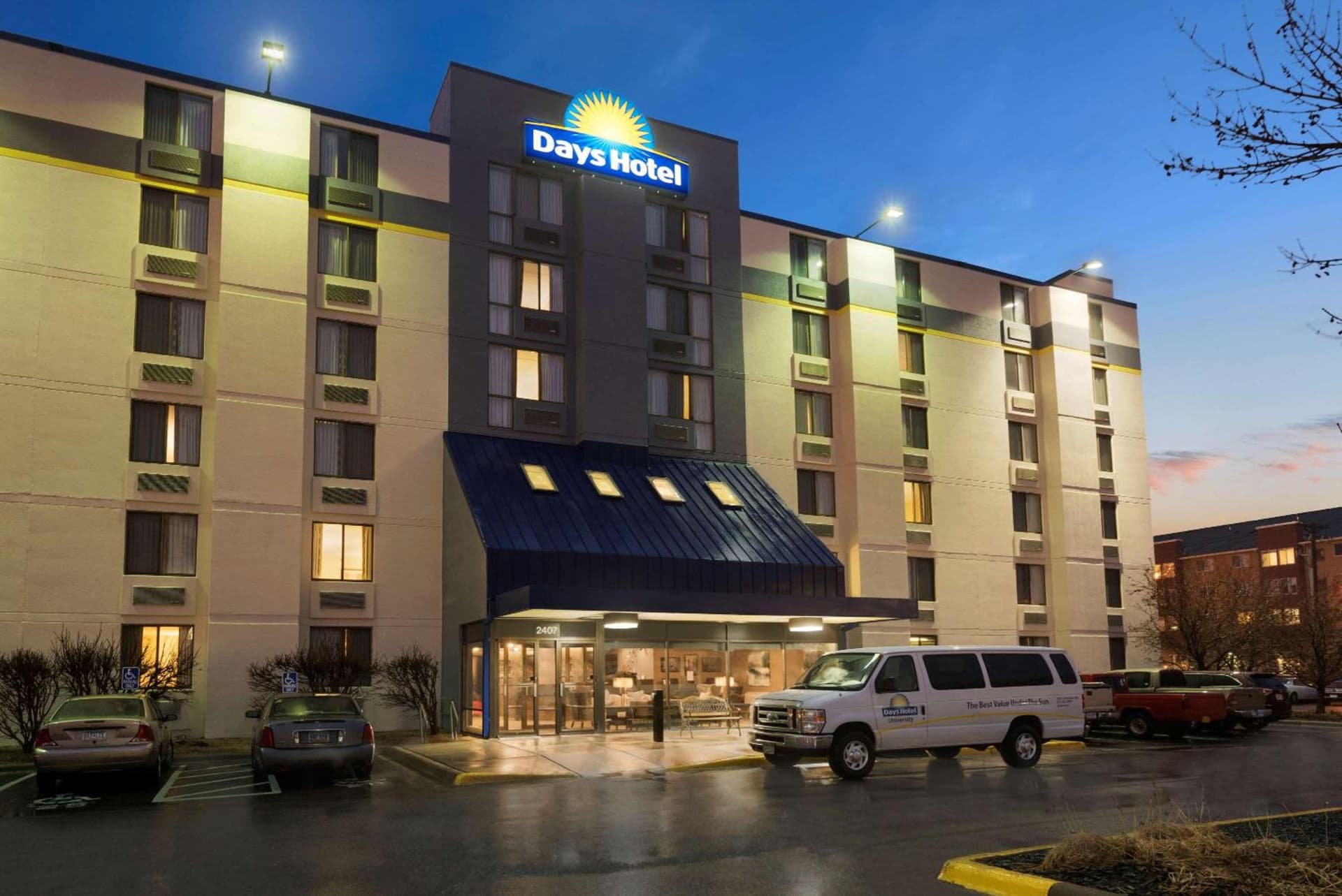 Days Hotel by Wyndham University Ave SE featured exterior or lobby in Minneapolis, MN — similar hotel