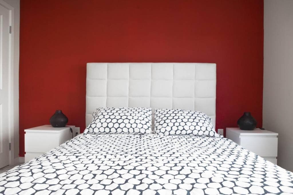 Miracle Mile Apartments property views in Los Angeles, CA — gallery photo 3