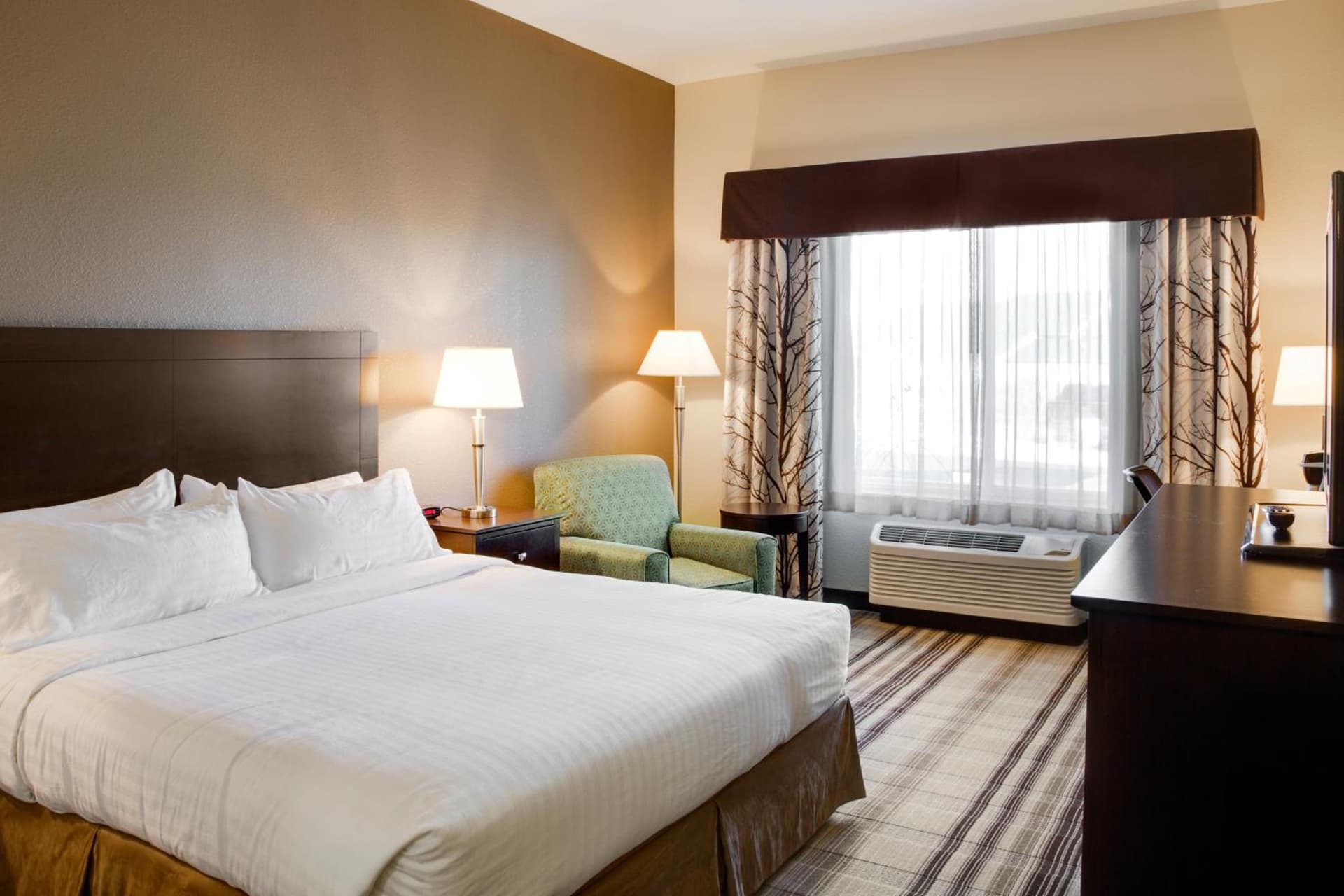 Holiday Inn Express & Suites Nevada by IHG interior in Nevada, MO — gallery photo 2