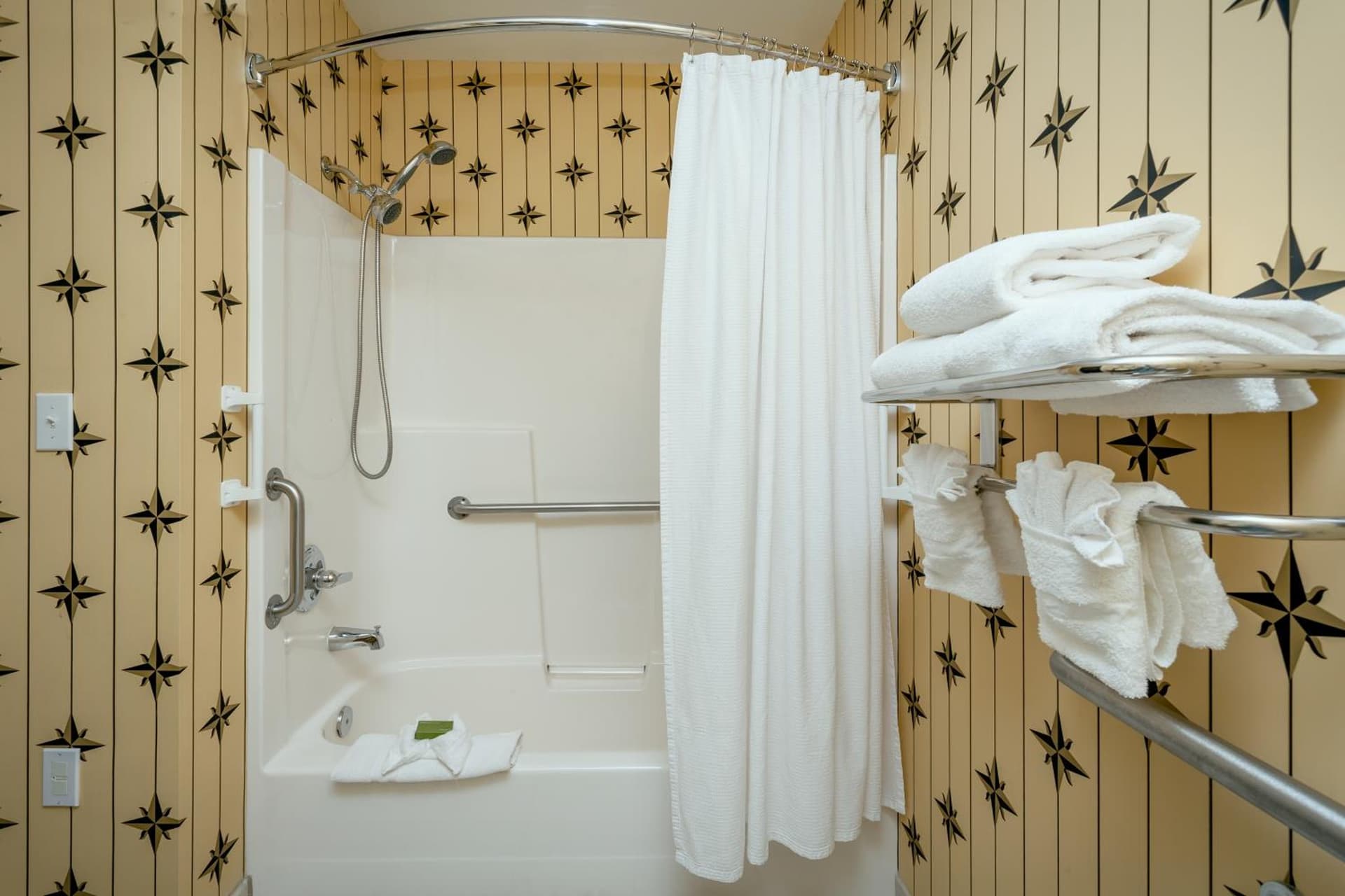 Plaza Inn & Suites at Ashland Creek interior in Ashland, OR — gallery photo 2