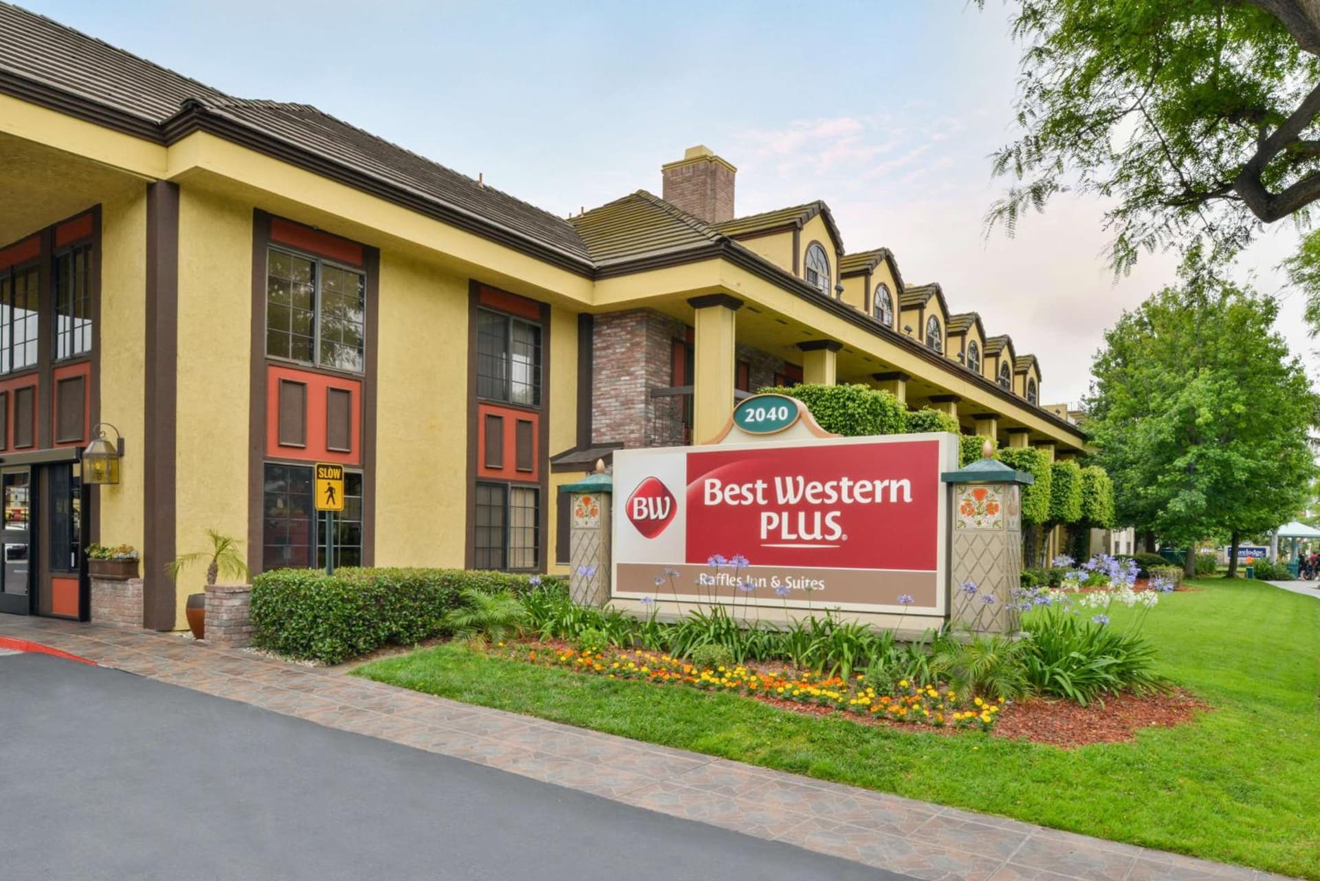 Best Western Plus Raffles Inn & Suites interior in Anaheim, CA — gallery photo 2
