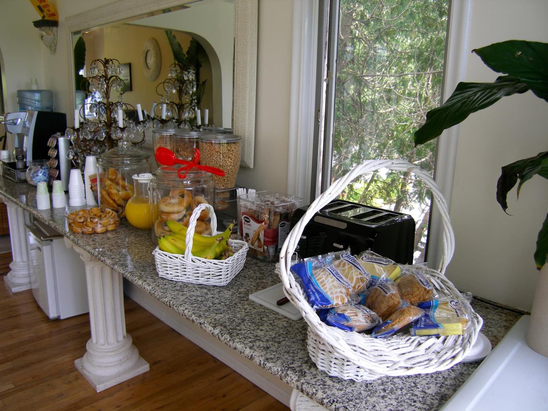 Hamlet Inn - Walk to PALM TREE FESTIVAL gallery photo in Southampton, NY — image 35