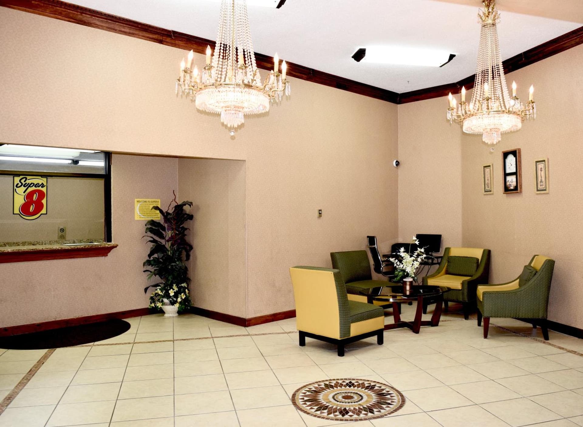 Super 8 by Wyndham Homewood Birmingham Area gallery photo in Birmingham, AL — image 10