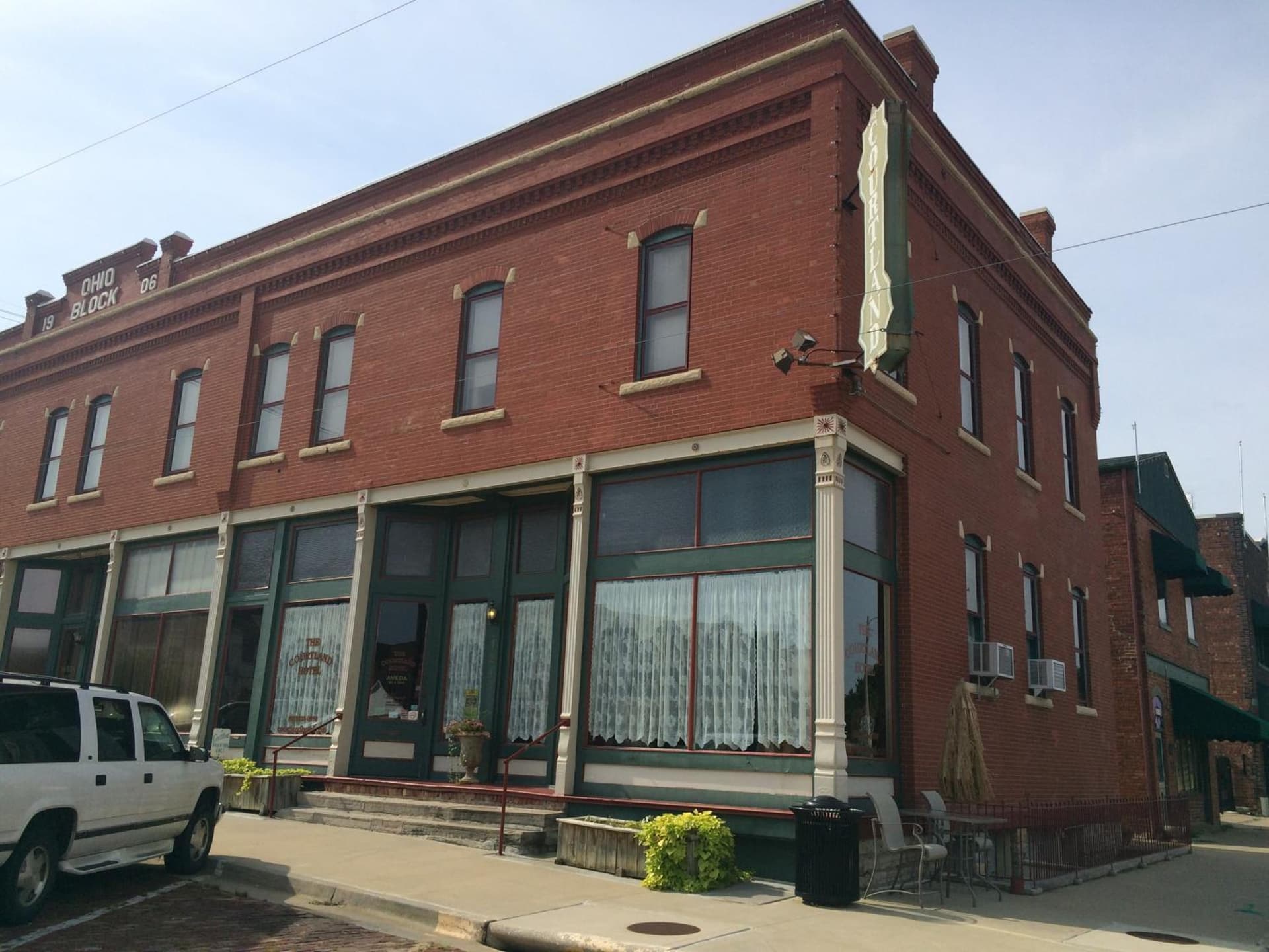 The Courtland Hotel & Spa featured exterior or lobby in Fort Scott, KS — similar hotel