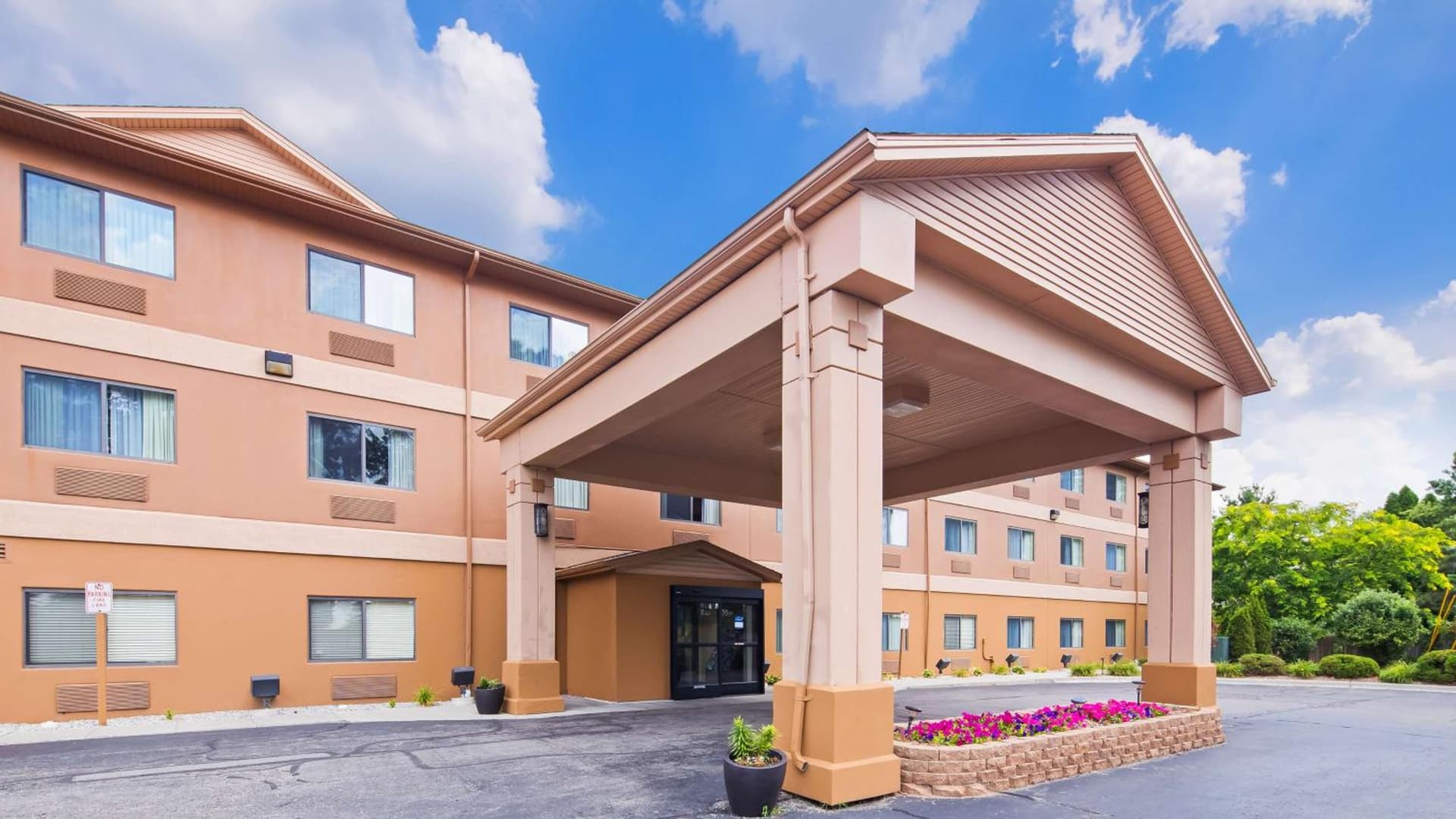 Best Western Port Huron Blue Water Bridge featured exterior or lobby in Port Huron, MI — similar hotel