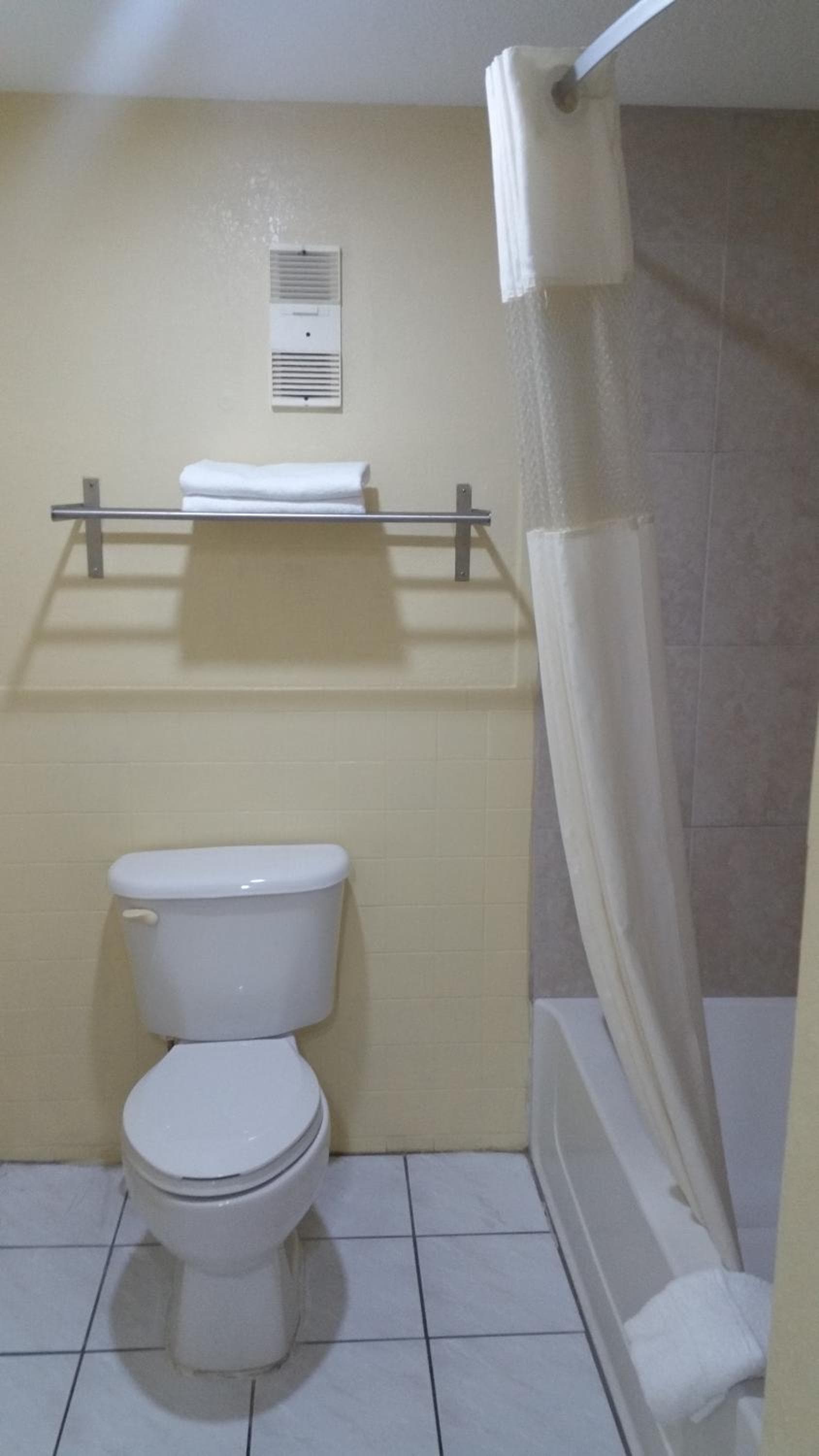 Days Inn by Wyndham St. Petersburg Central gallery photo in St Petersburg, FL — image 35