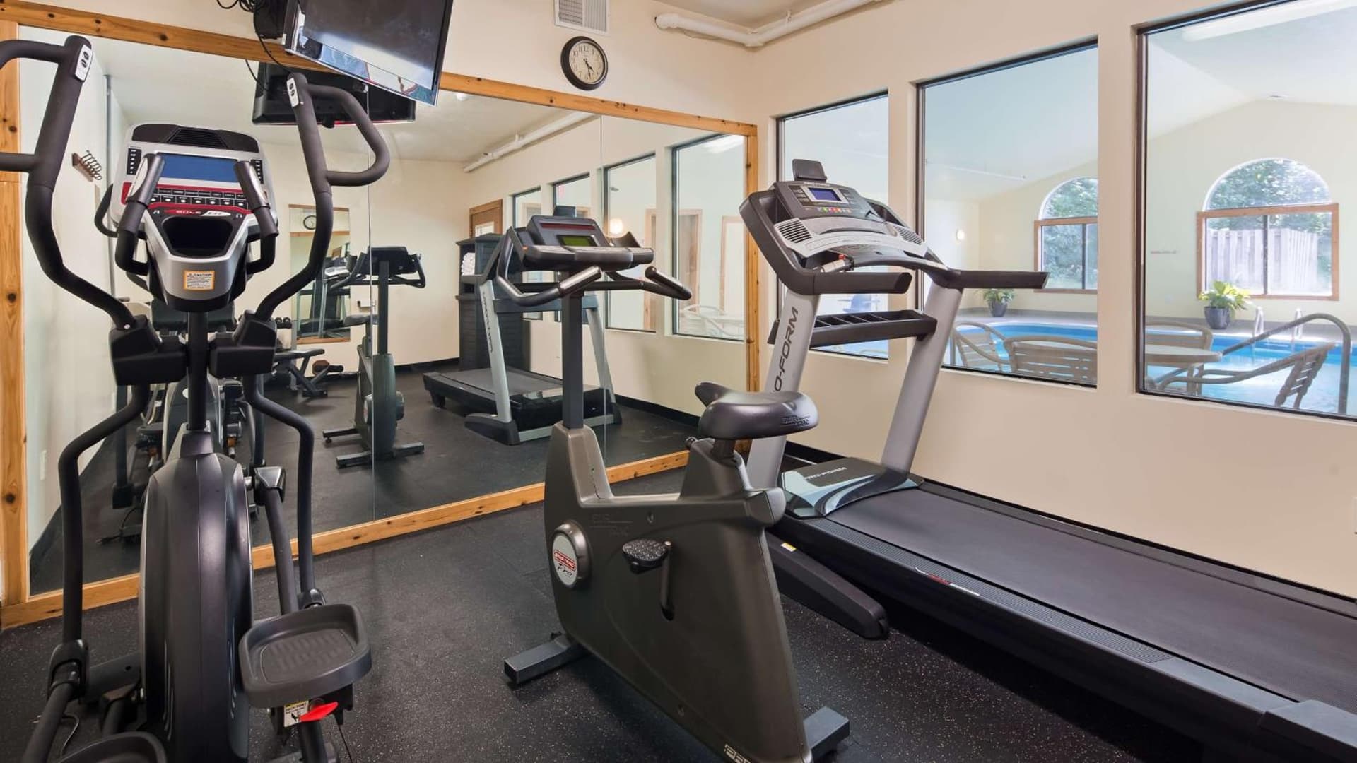 Best Western Plaza Hotel Saugatuck property views in Saugatuck, MI — gallery photo 3
