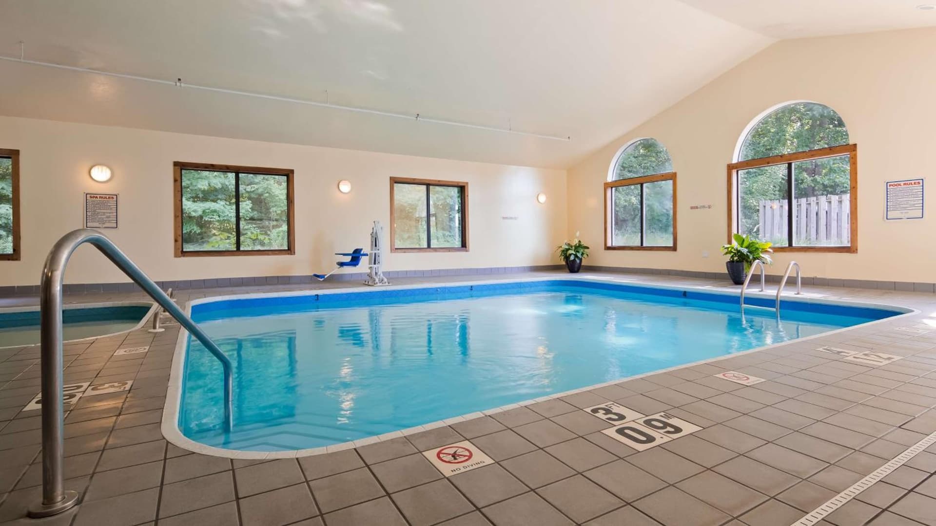 Best Western Plaza Hotel Saugatuck interior in Saugatuck, MI — gallery photo 2