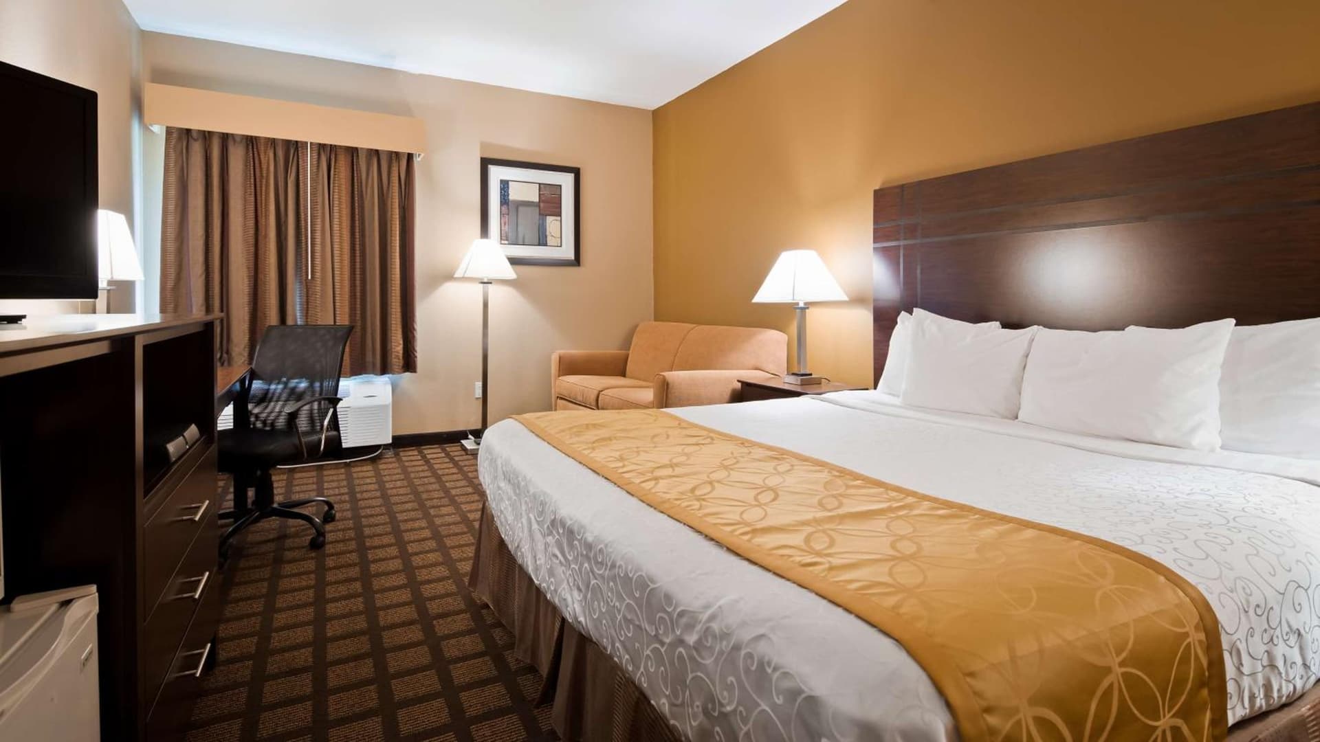 Best Western Plaza Hotel Saugatuck property views in Saugatuck, MI — gallery photo 3