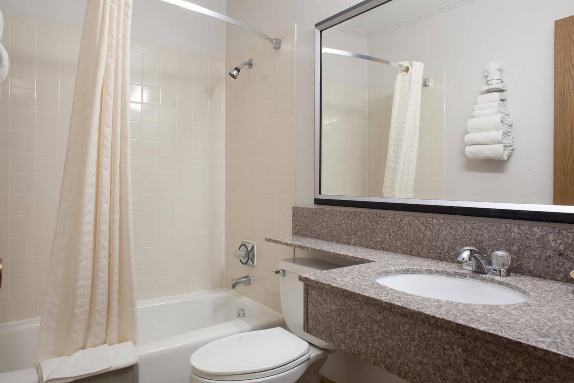 Heartland Inn Coralville gallery photo in Coralville, IA — image 9