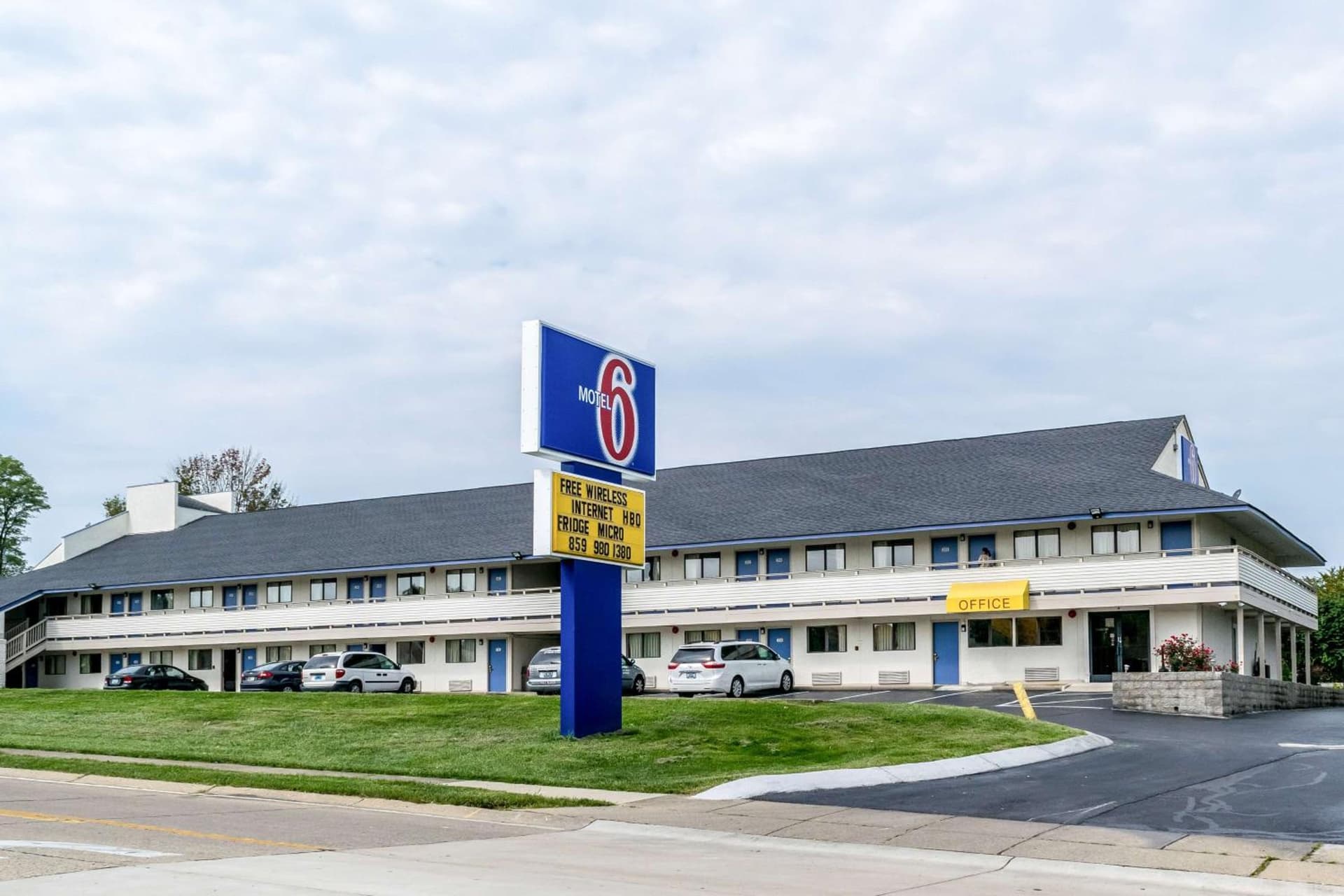 Motel 6 Florence, KY - Cincinnati Airport featured exterior or lobby in Florence, KY — similar hotel
