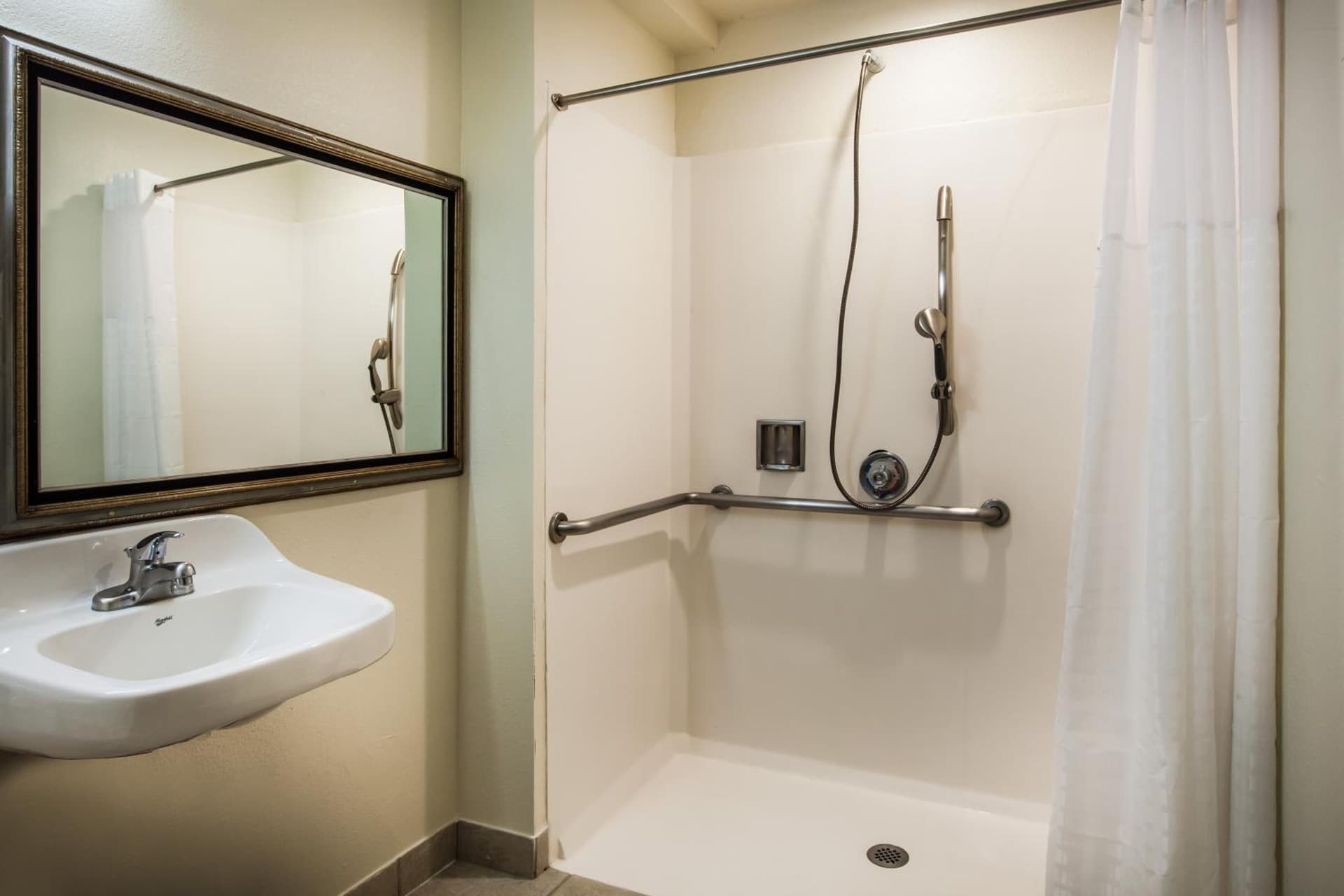 Days Inn & Suites by Wyndham Antioch gallery photo in Antioch, CA — image 26