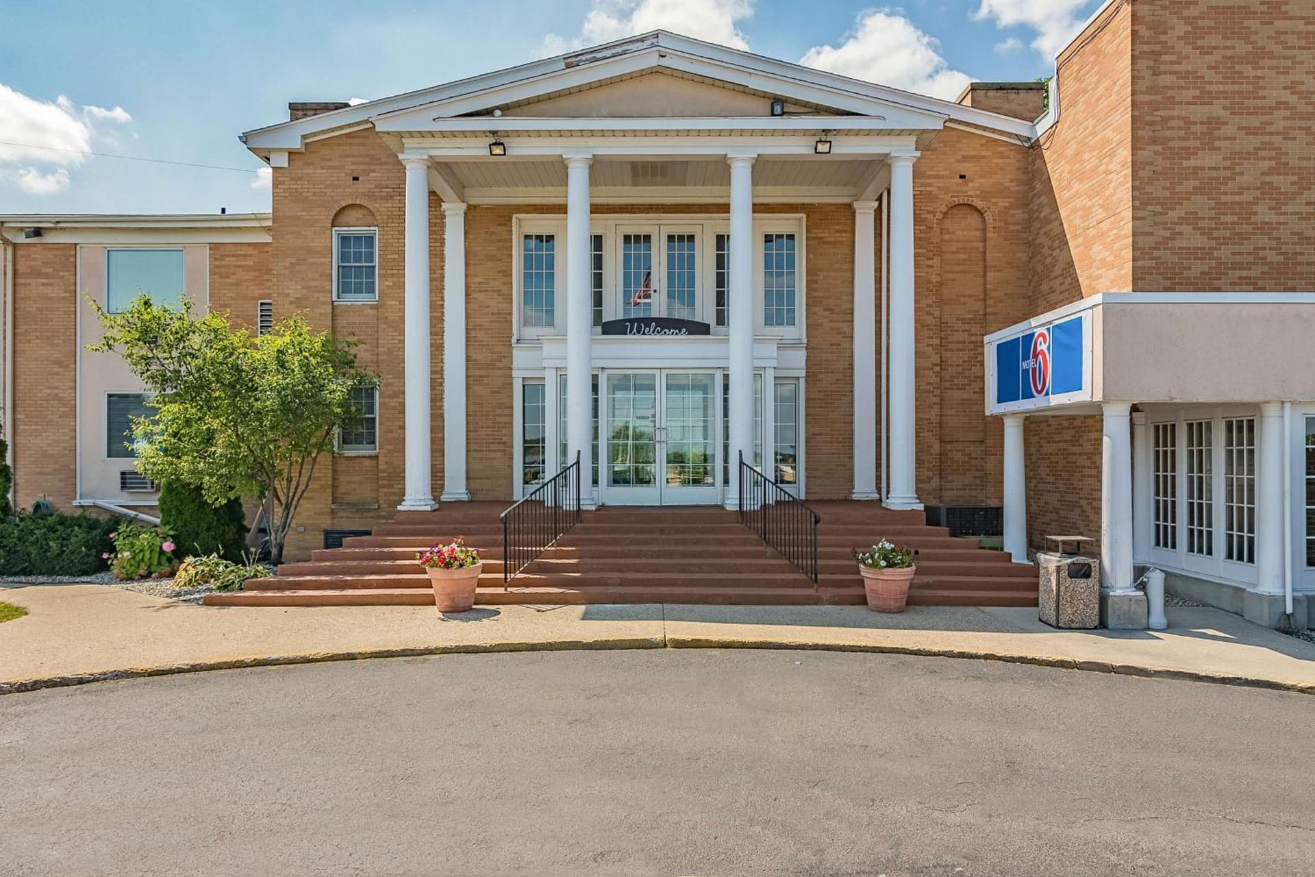 Motel 6-Grand Rapids, MI - Northeast featured exterior or lobby in Grand Rapids, MI — similar hotel