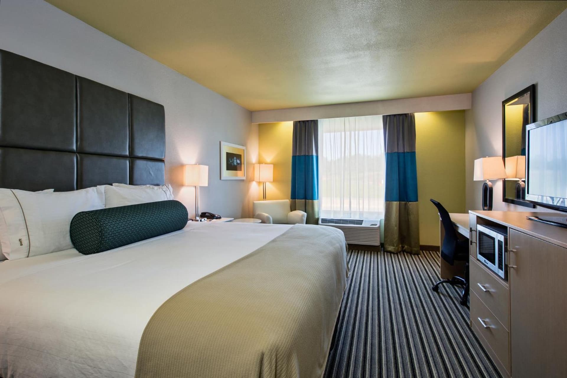 Holiday Inn Express & Suites Carlisle - Harrisburg Area by IHG interior in Carlisle, PA — gallery photo 2