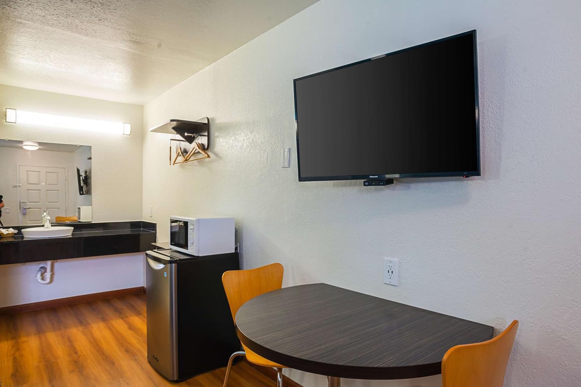 Motel 6-Ventura, CA - Downtown gallery photo in Ventura, CA — image 11