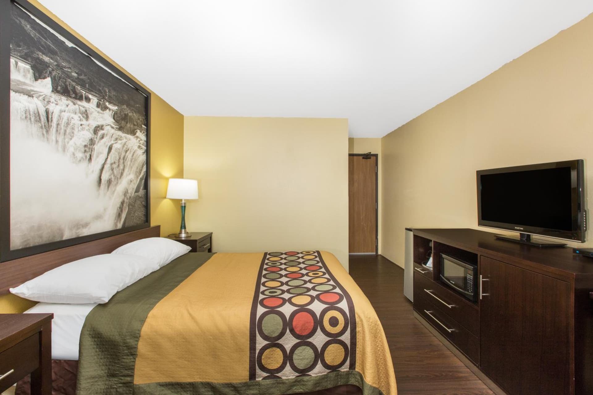 Super 8 by Wyndham Nampa interior in Nampa, ID — gallery photo 2