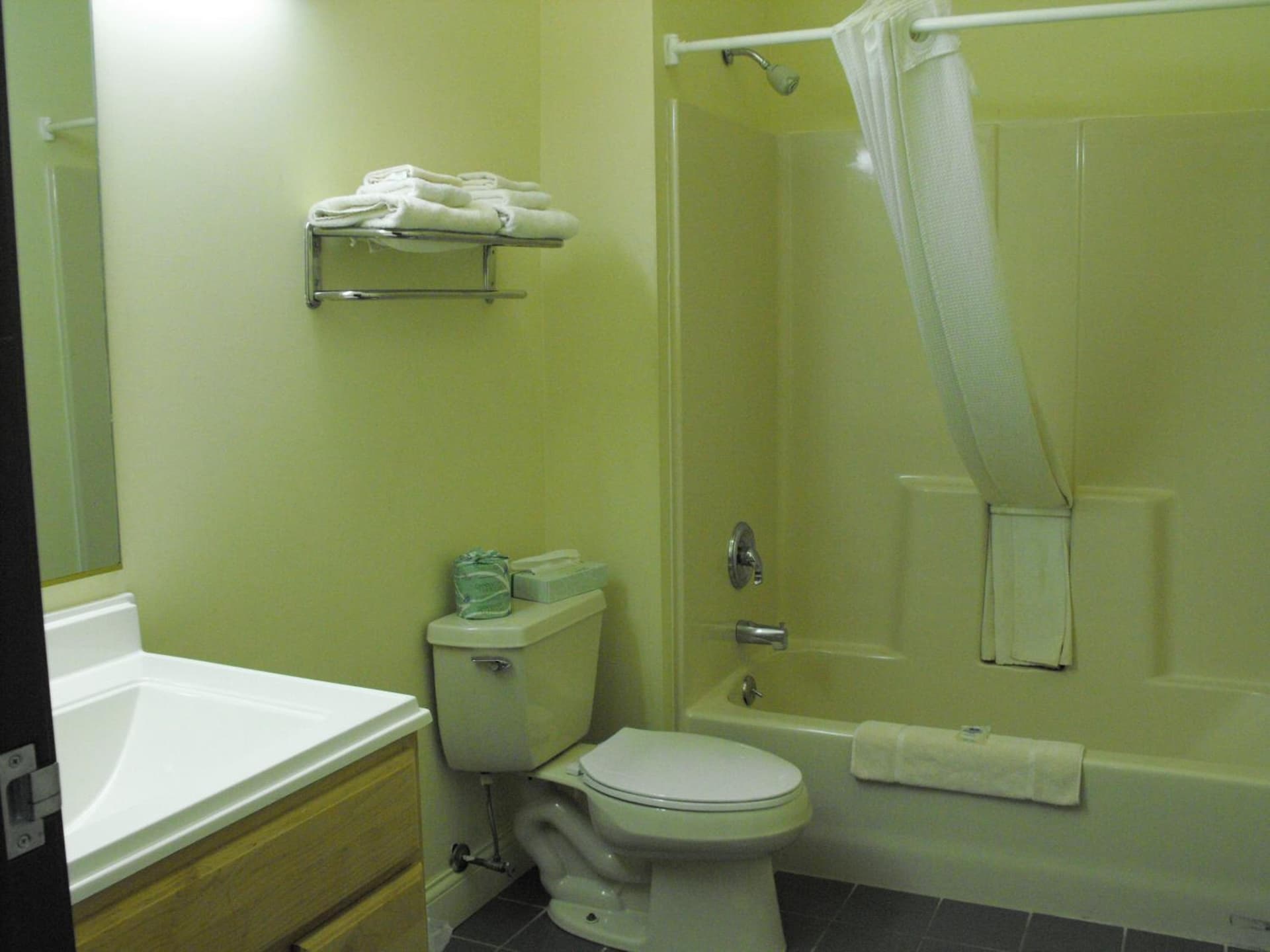 Americas Best Value Inn Three Rivers gallery photo in Three Rivers, MI — image 4