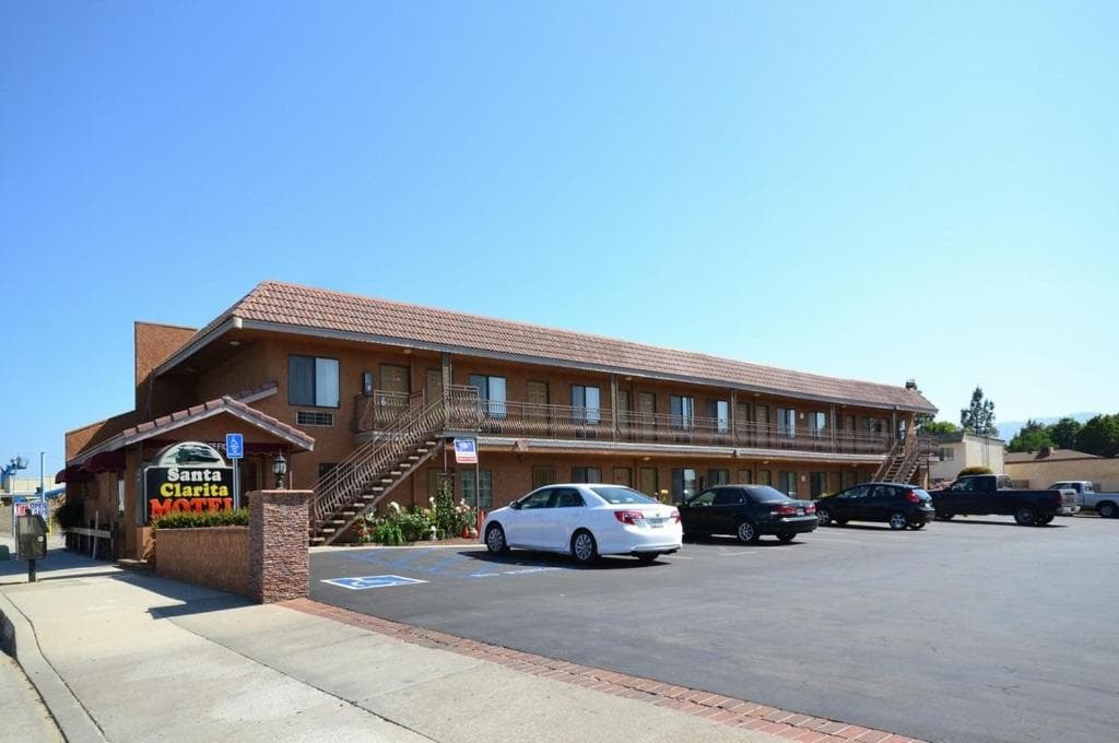 Santa Clarita Motel - Near six Flags Magic Mountain - Valencia featured exterior or lobby in Santa Clarita, CA — similar hotel
