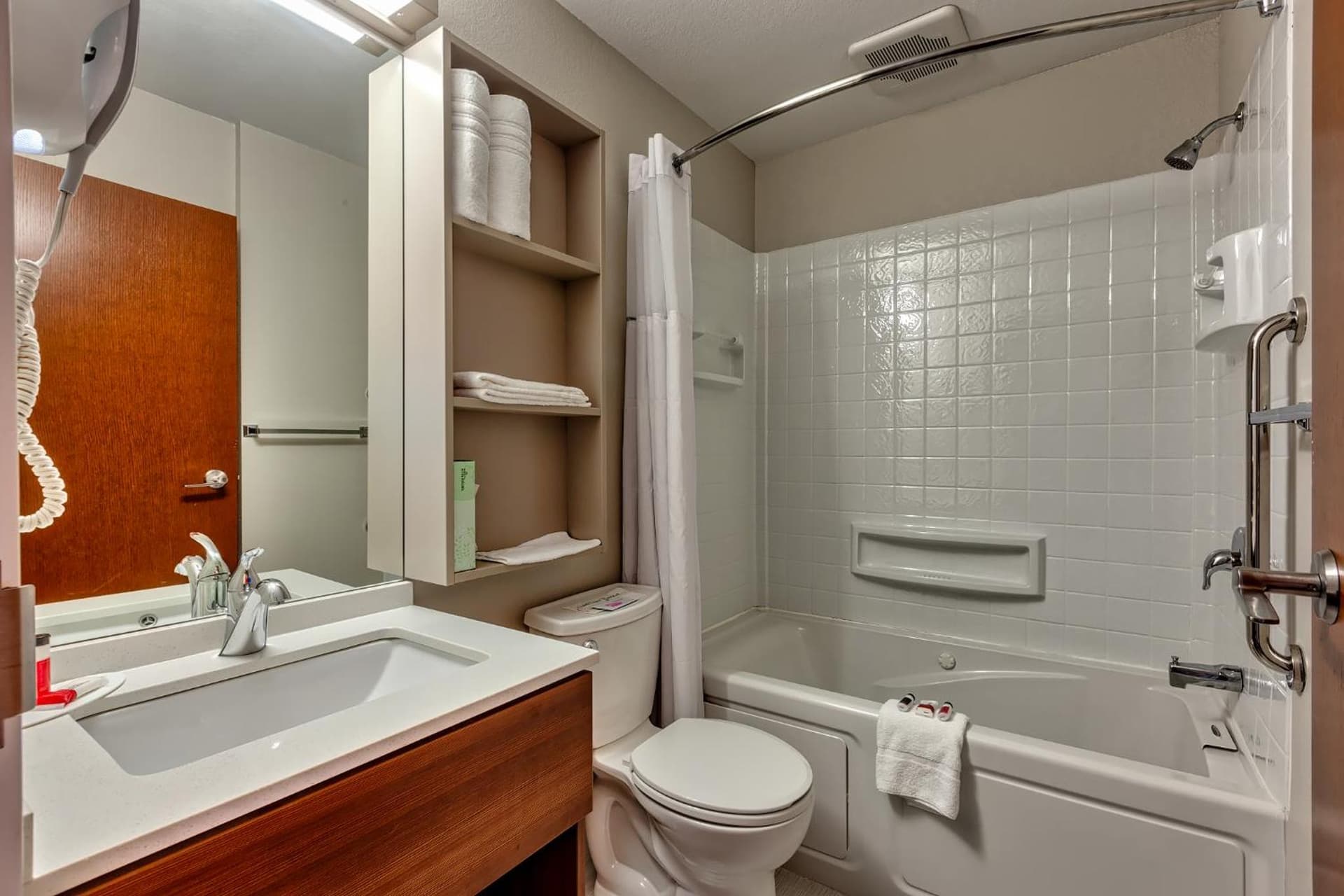 Microtel Inn & Suites by Wyndham Niagara Falls gallery photo in Niagara Falls, NY — image 19