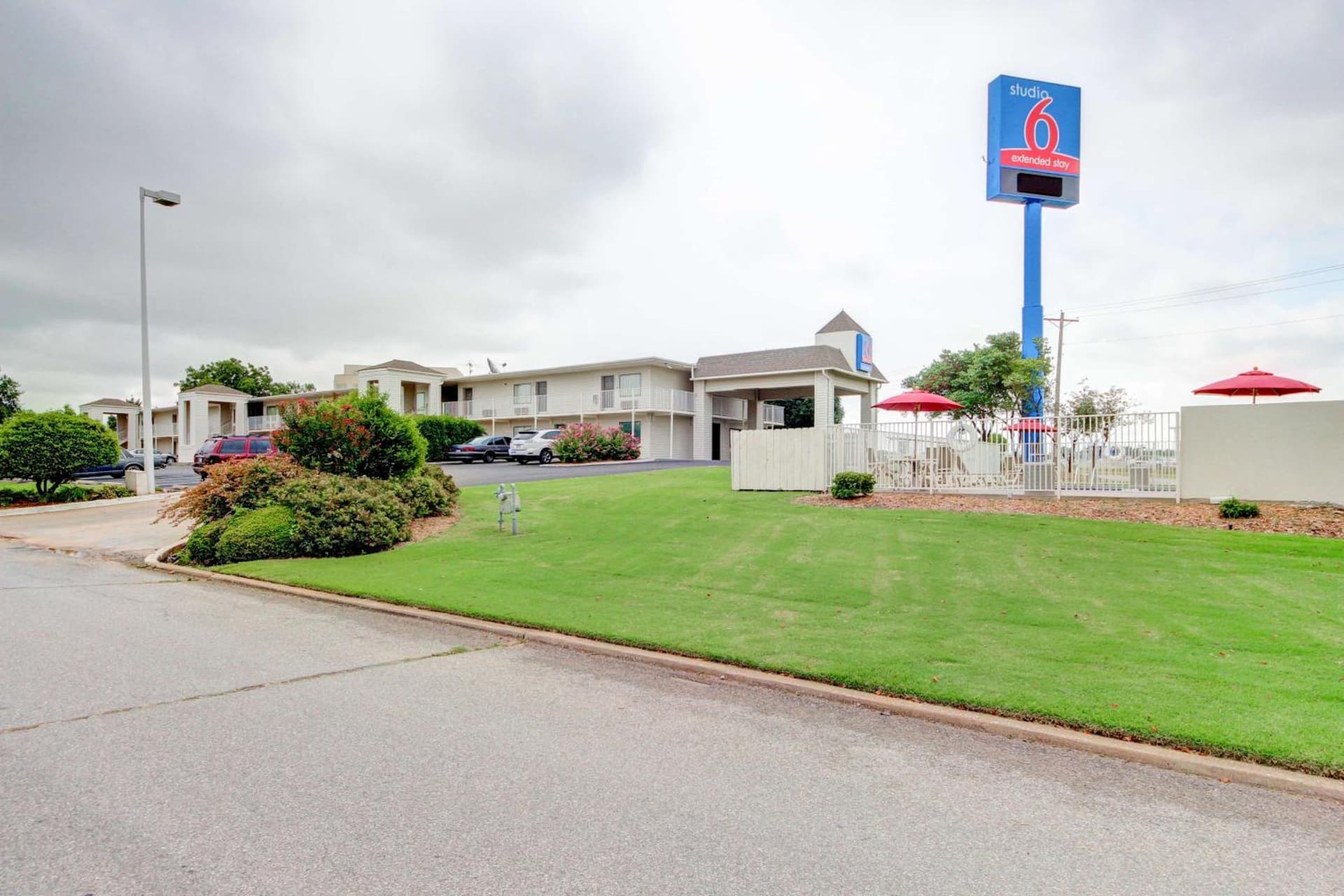 Studio 6 Midwest City, Ok - Oklahoma City featured exterior or lobby in Oklahoma City, OK — similar hotel