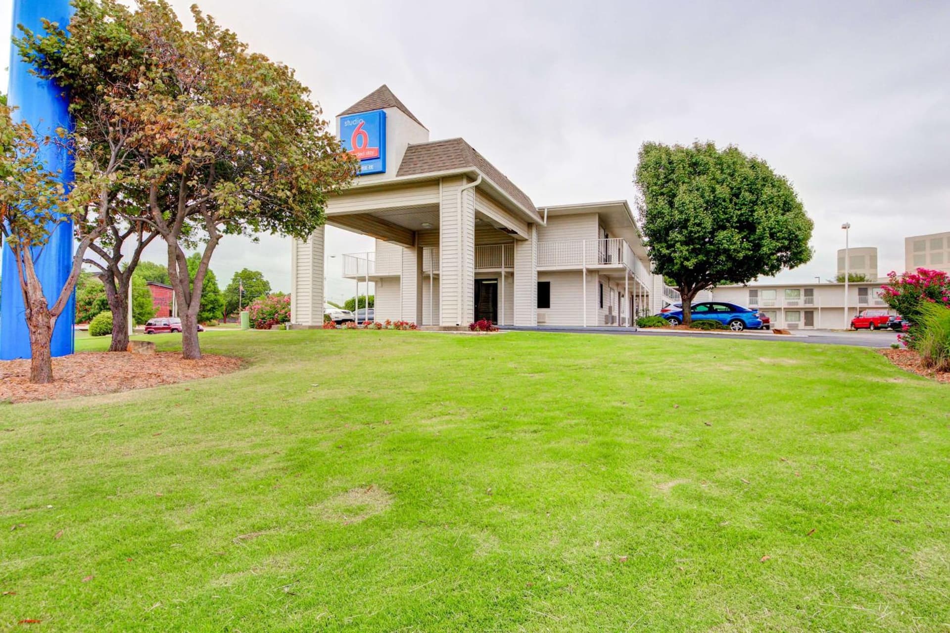 Studio 6 Midwest City, Ok - Oklahoma City interior in Oklahoma City, OK — gallery photo 2