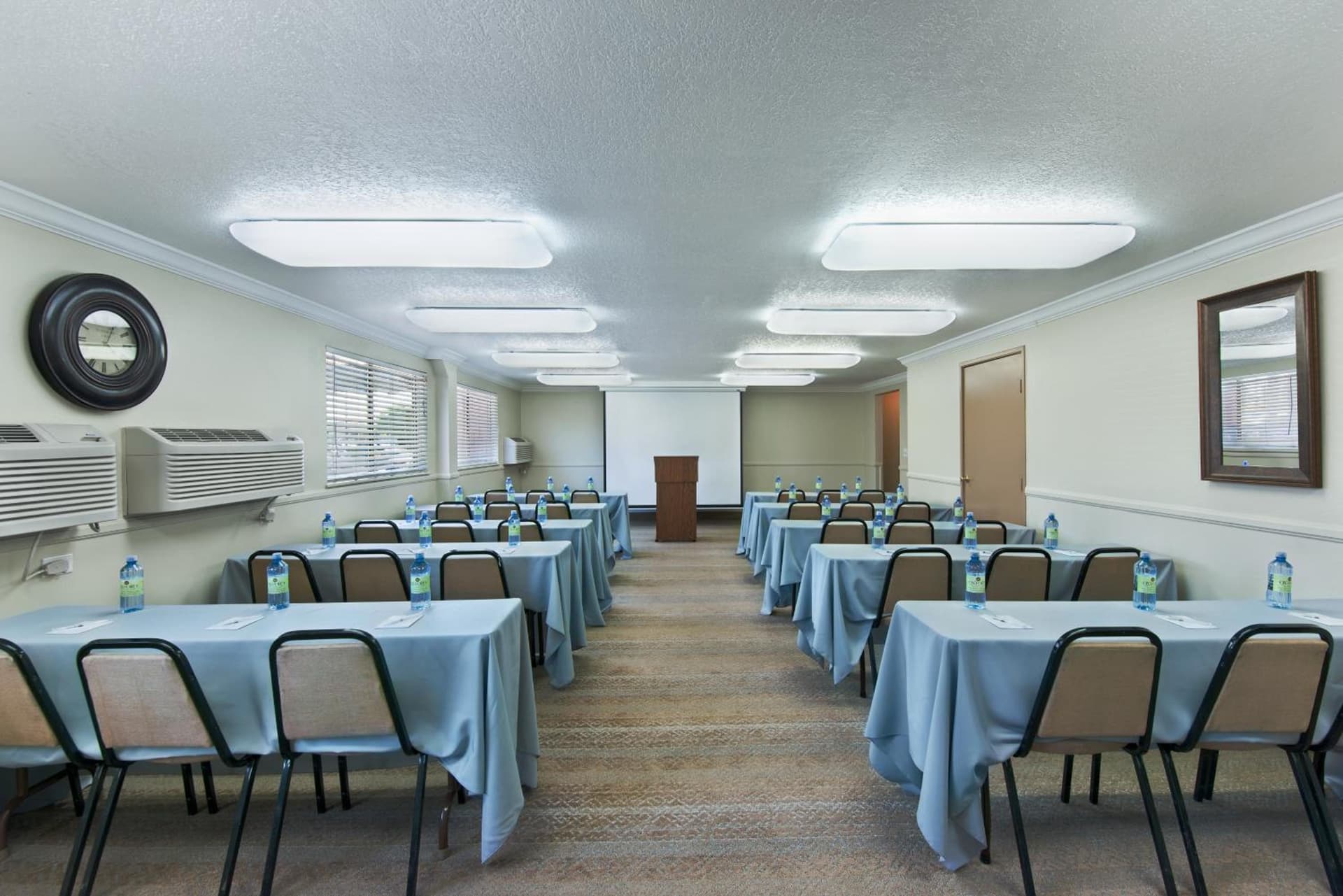 Oxnard Inn Lancaster gallery photo in Lancaster, CA — image 6