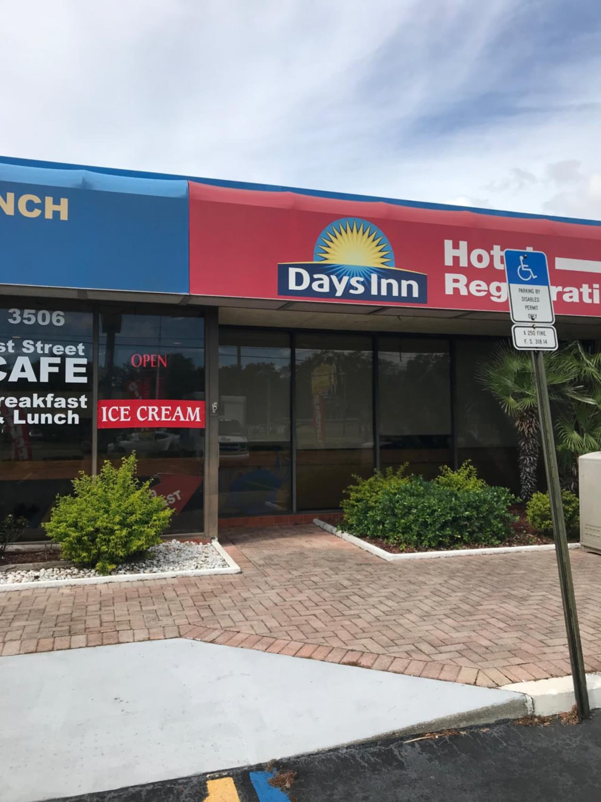 Days Inn by Wyndham Bradenton - Near the Gulf property views in Bradenton, FL — gallery photo 3