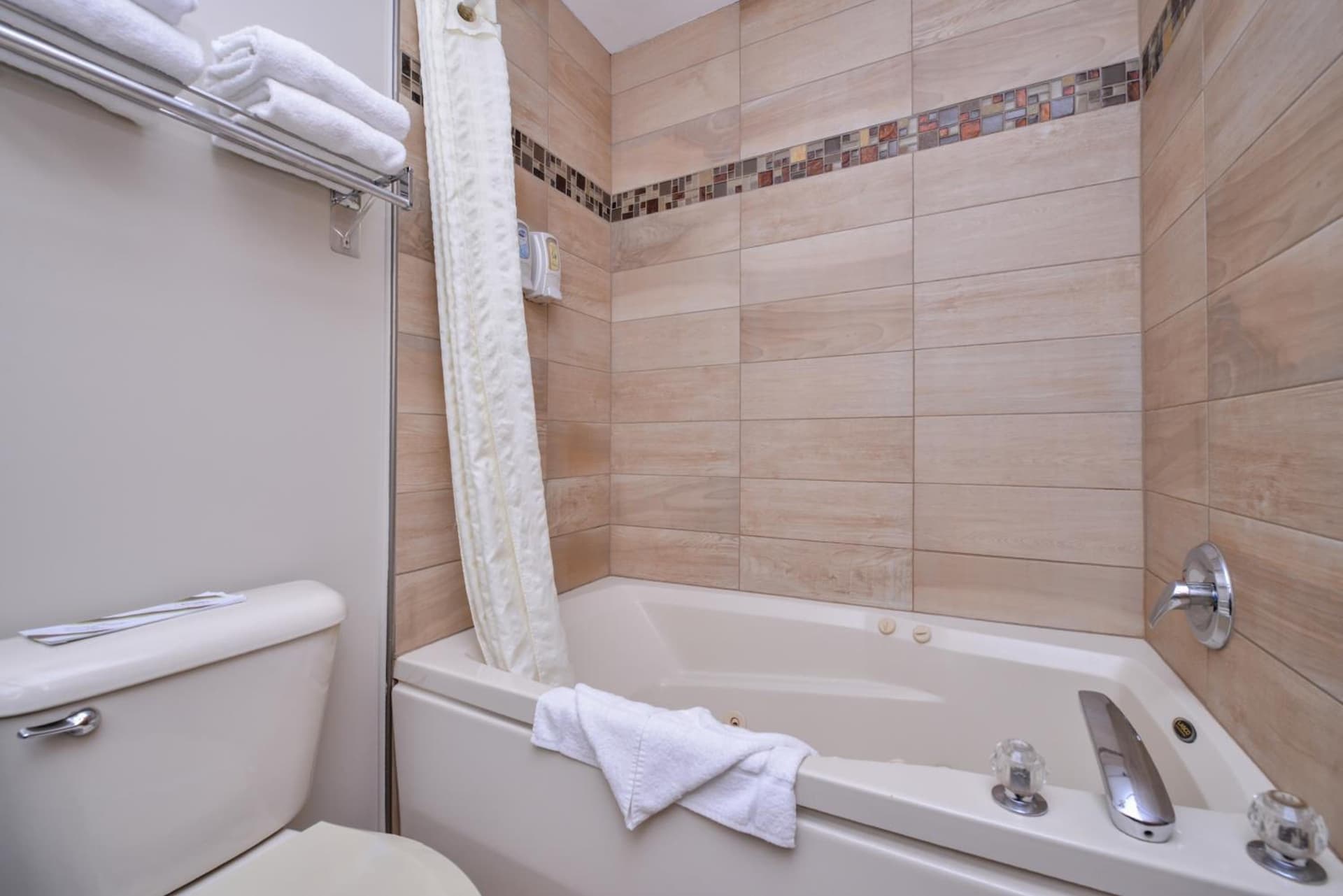 Best Western Newberg Inn interior in Newberg, OR — gallery photo 2