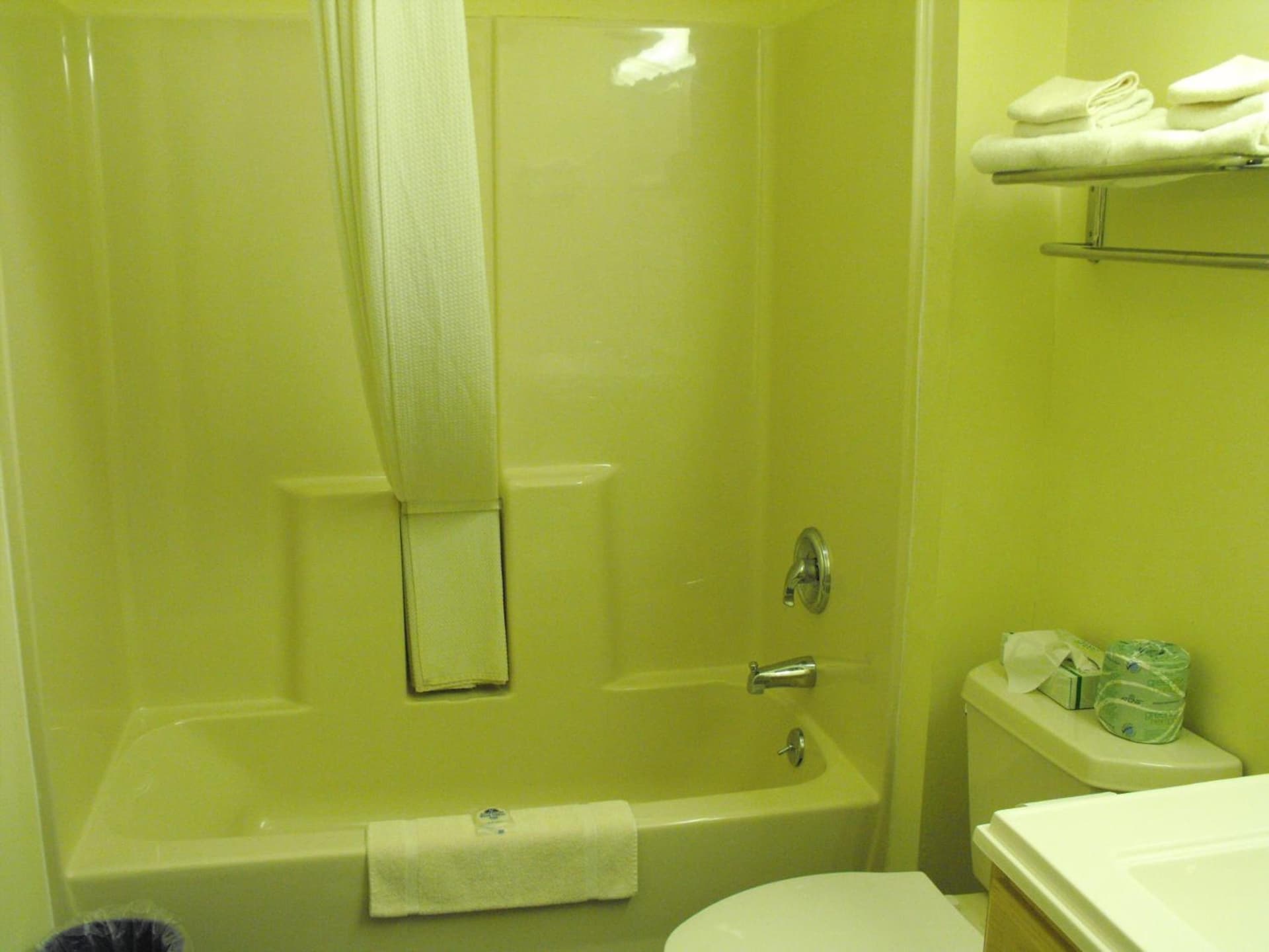 Americas Best Value Inn Three Rivers gallery photo in Three Rivers, MI — image 21