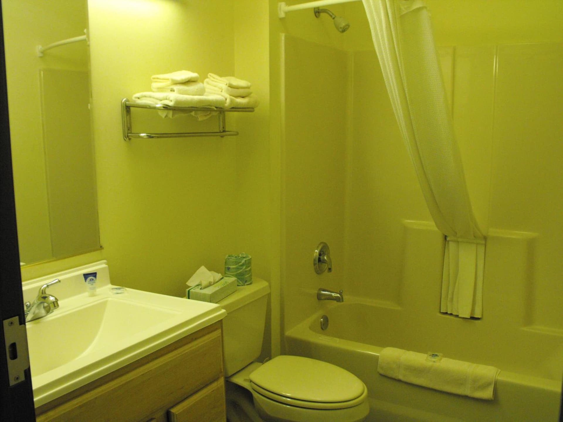 Americas Best Value Inn Three Rivers gallery photo in Three Rivers, MI — image 23