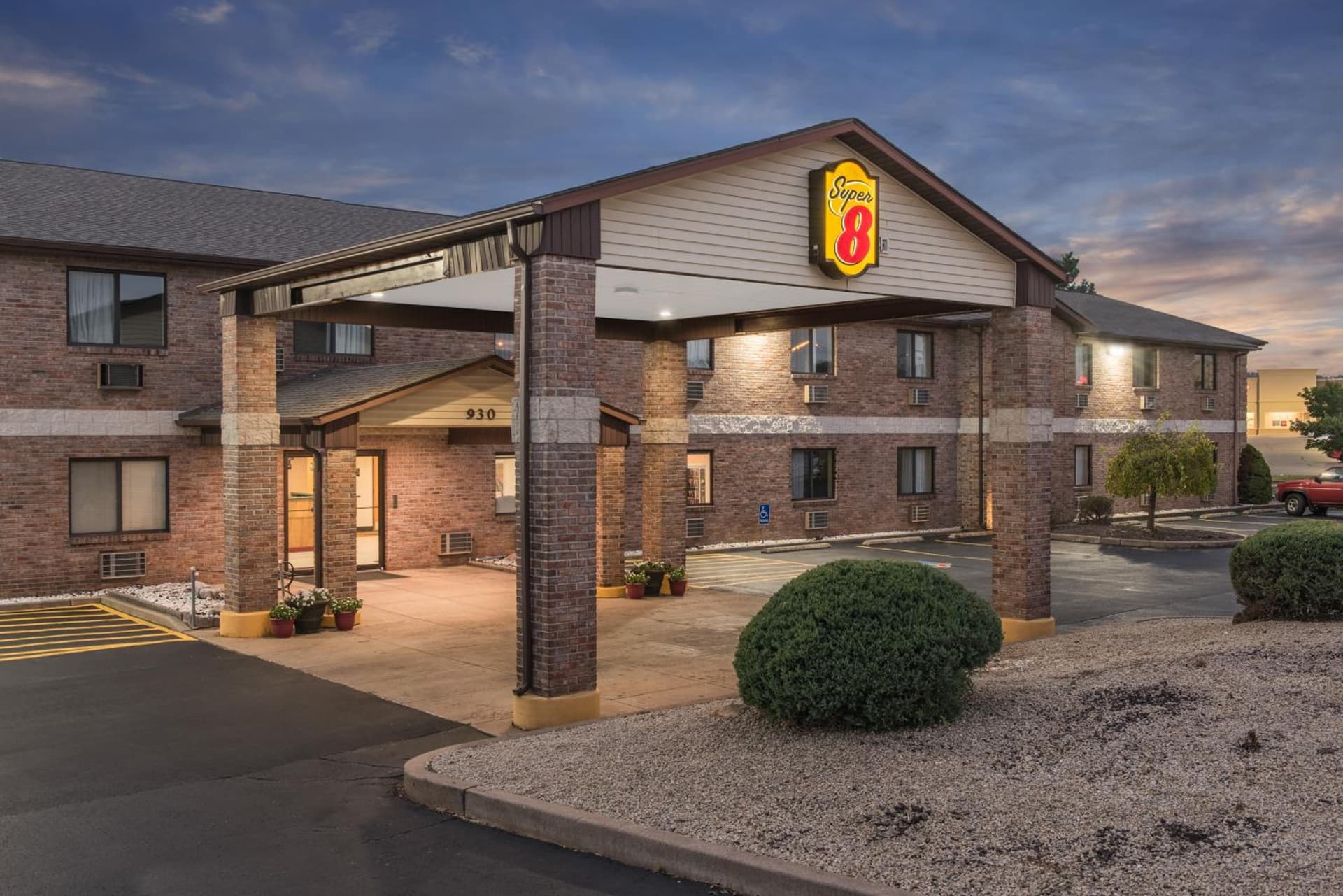 Super 8 by Wyndham Farmington featured exterior or lobby in Farmington, MO — similar hotel