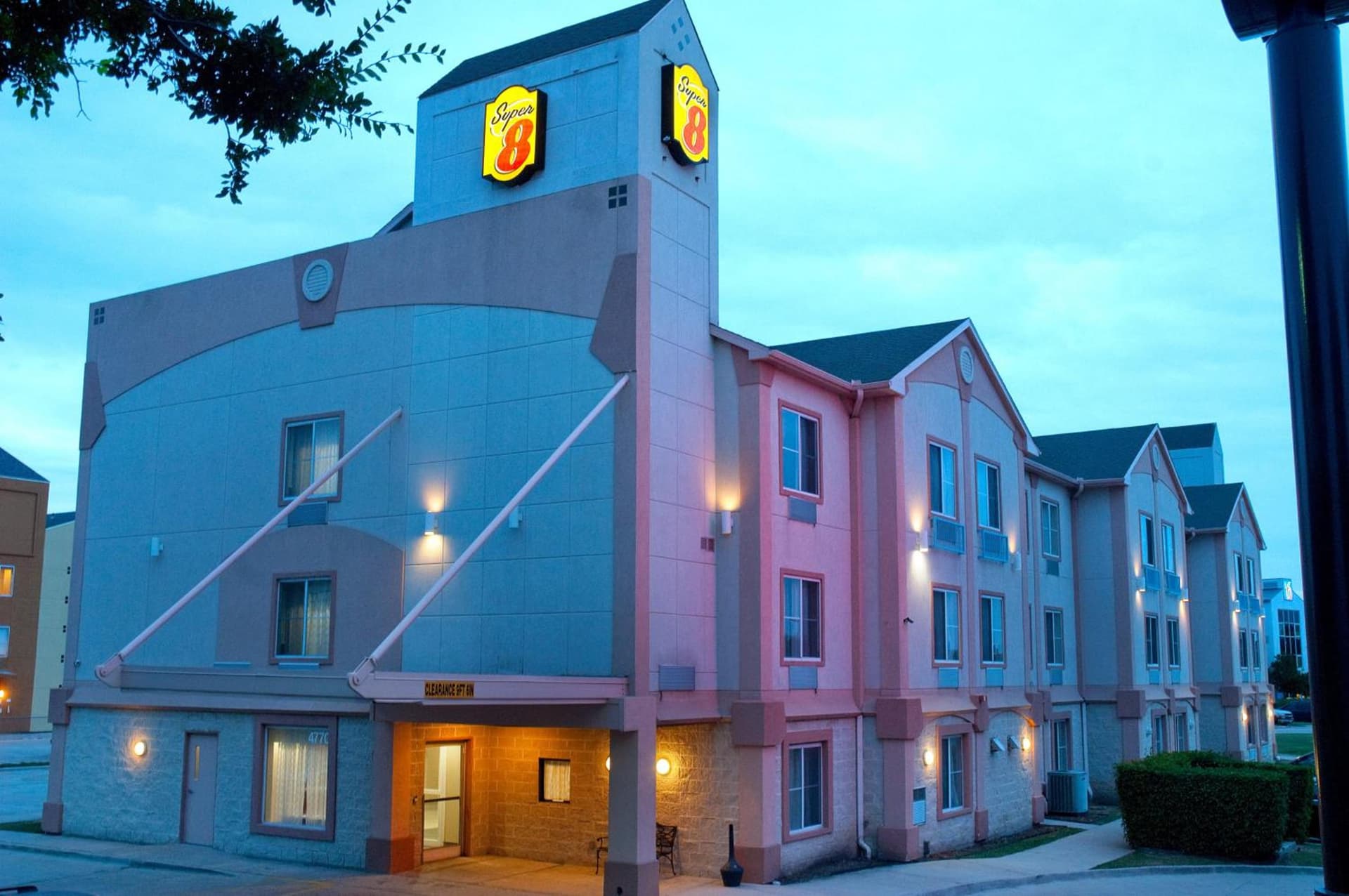 Super 8 by Wyndham Irving/DFW Apt/North gallery photo in Irving, TX — image 5