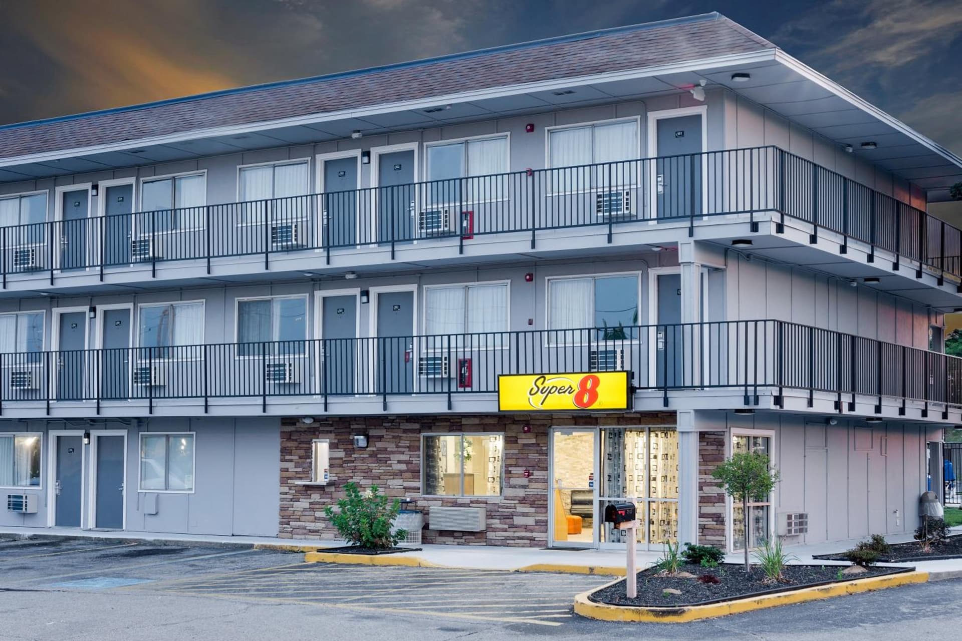 Super 8 by Wyndham Florence interior in Florence, KY — gallery photo 2