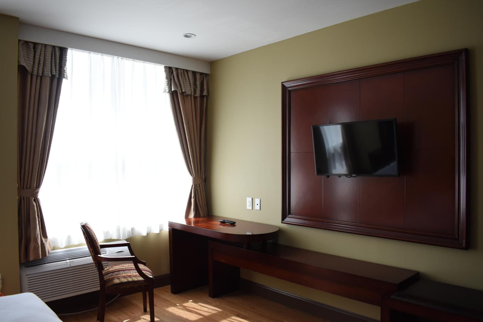 The Queens Hotel gallery photo in Queens, NY — image 31