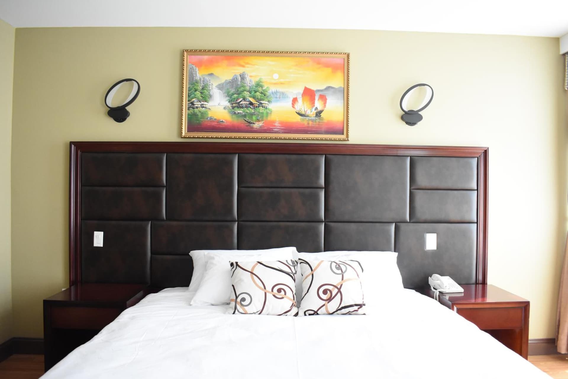 The Queens Hotel gallery photo in Queens, NY — image 21