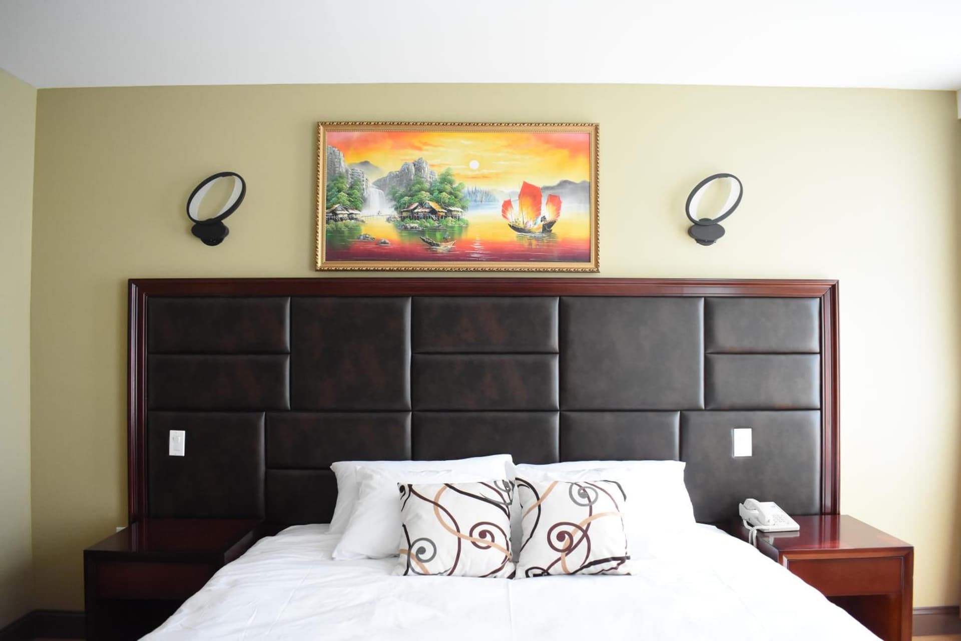 The Queens Hotel gallery photo in Queens, NY — image 33