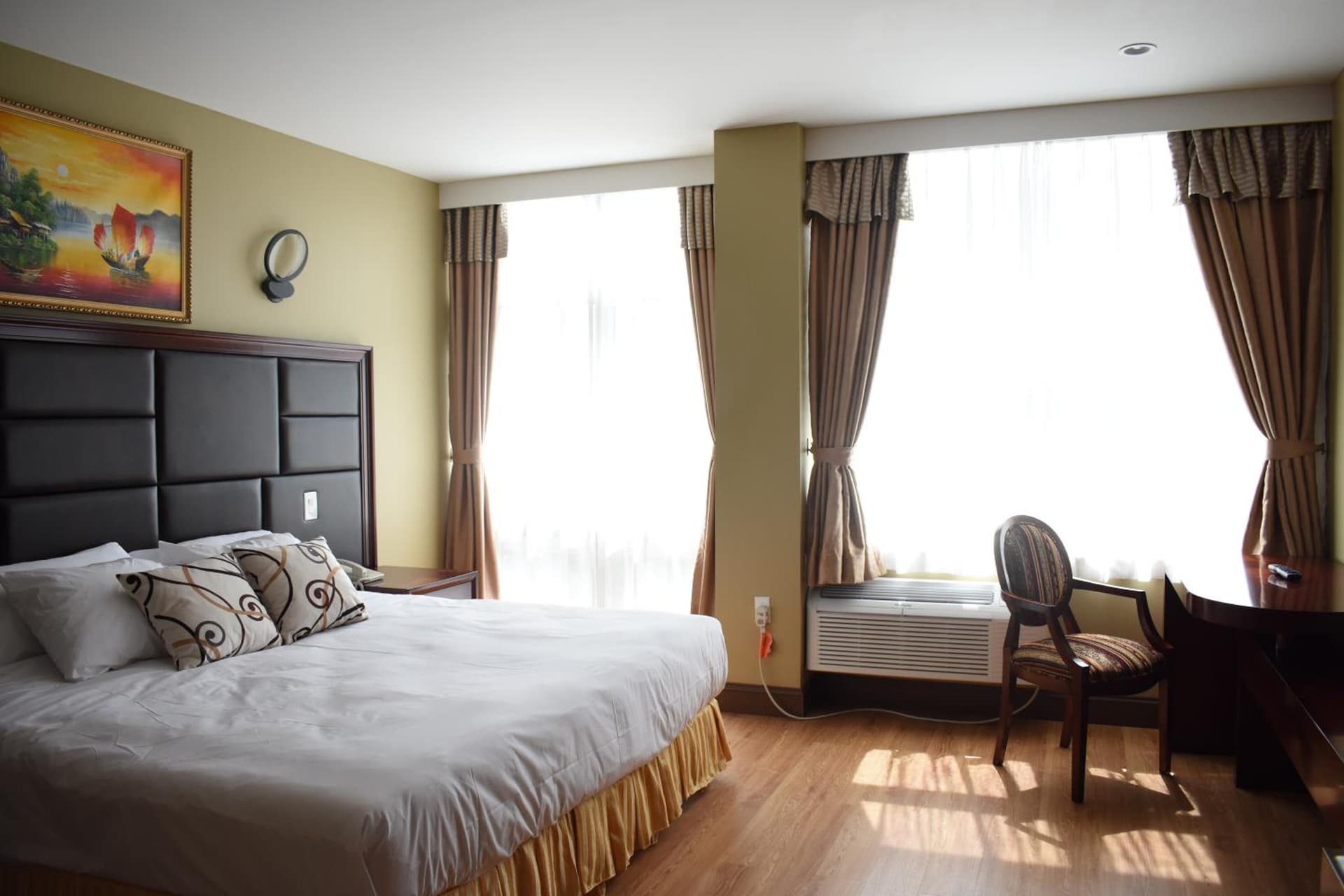 The Queens Hotel gallery photo in Queens, NY — image 13
