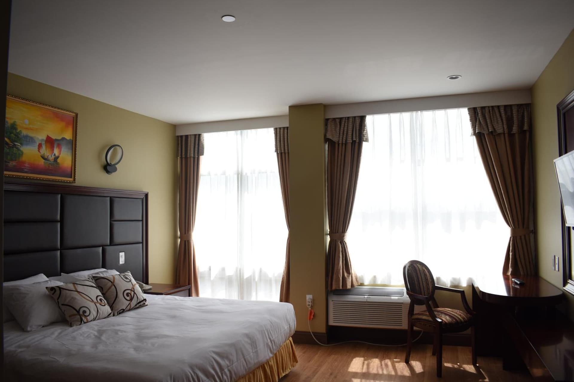The Queens Hotel gallery photo in Queens, NY — image 26