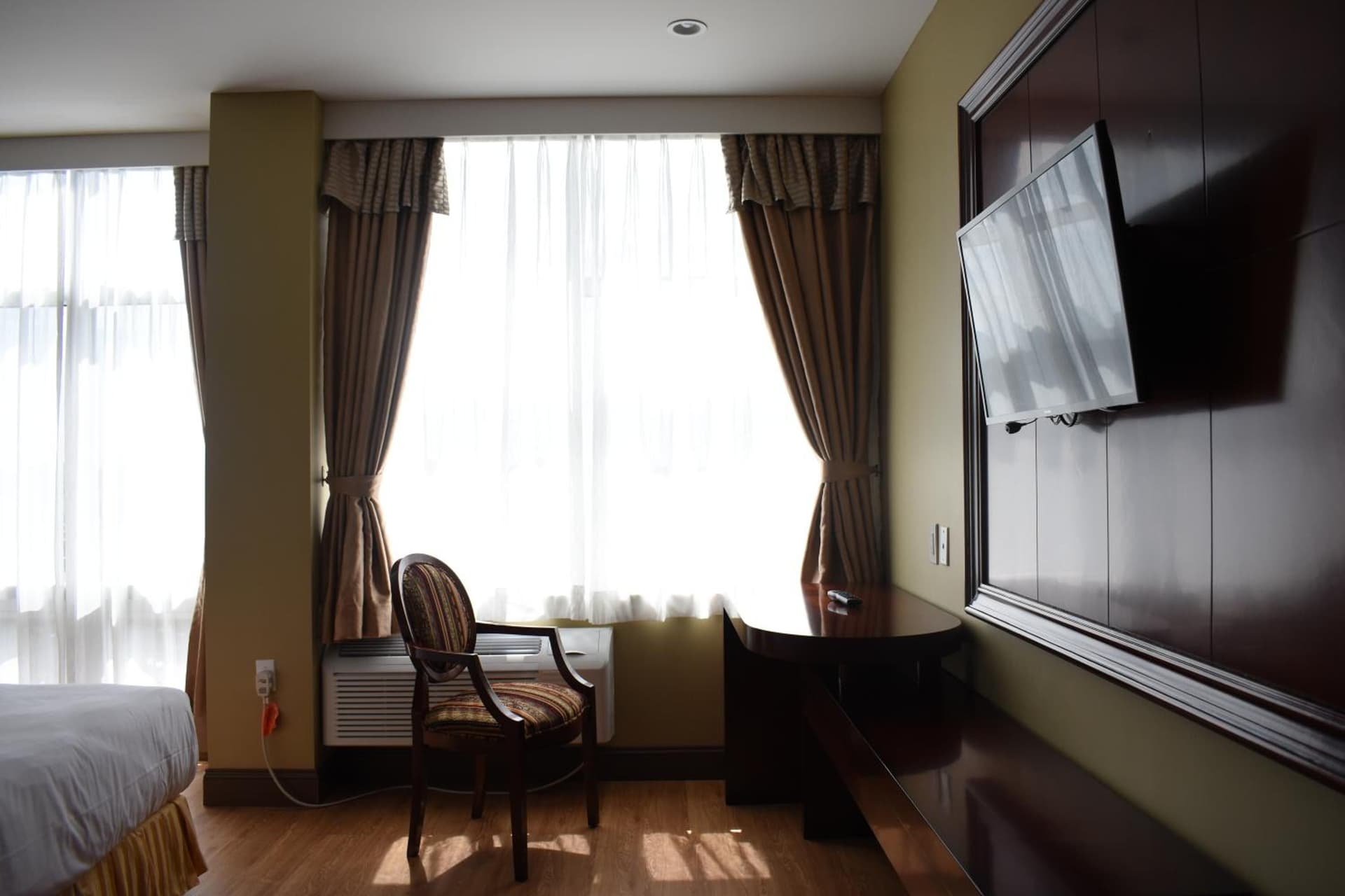 The Queens Hotel gallery photo in Queens, NY — image 29