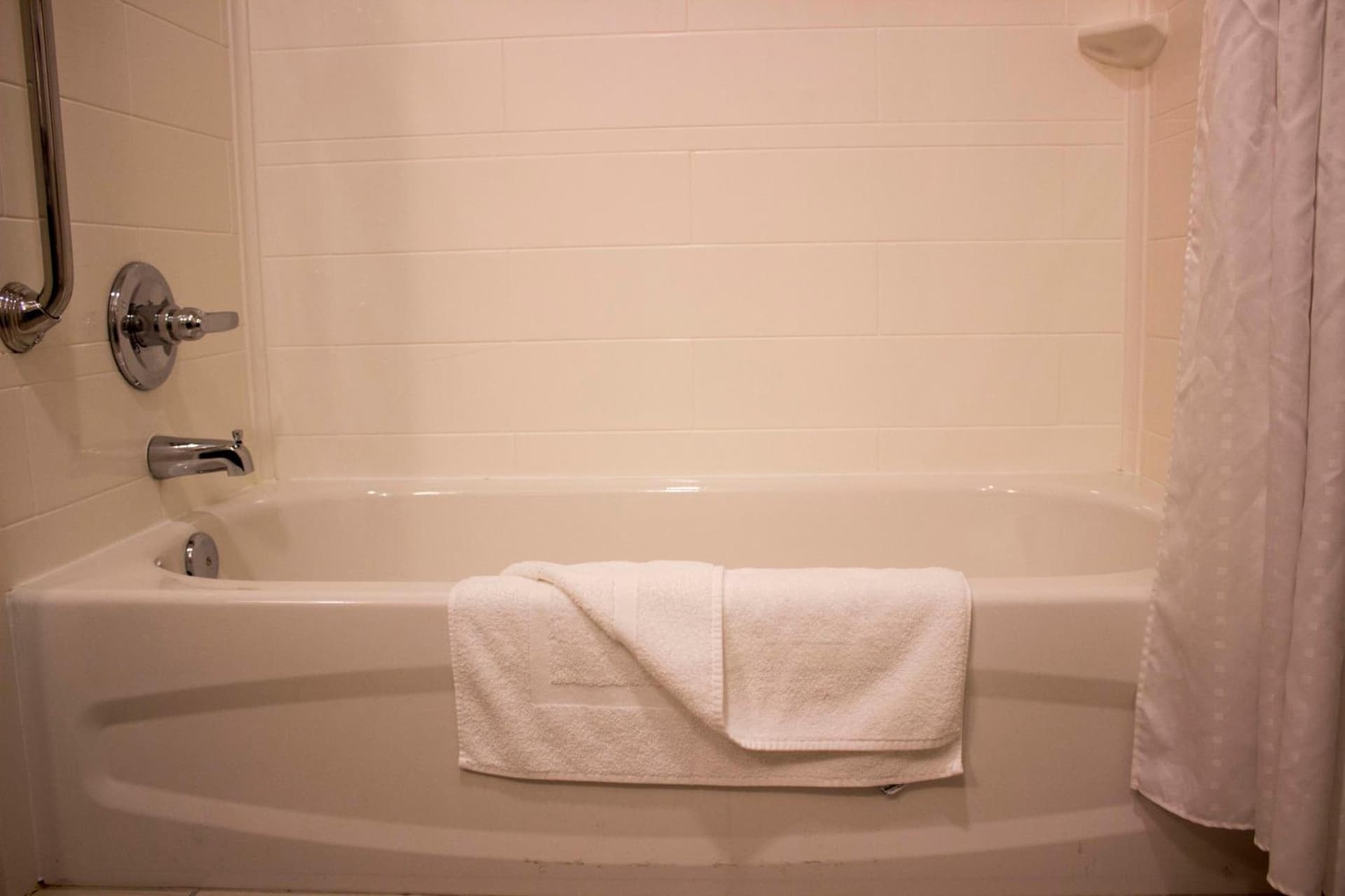 Holiday Inn Express and Suites Tahlequah by IHG interior in Tahlequah, OK — gallery photo 2