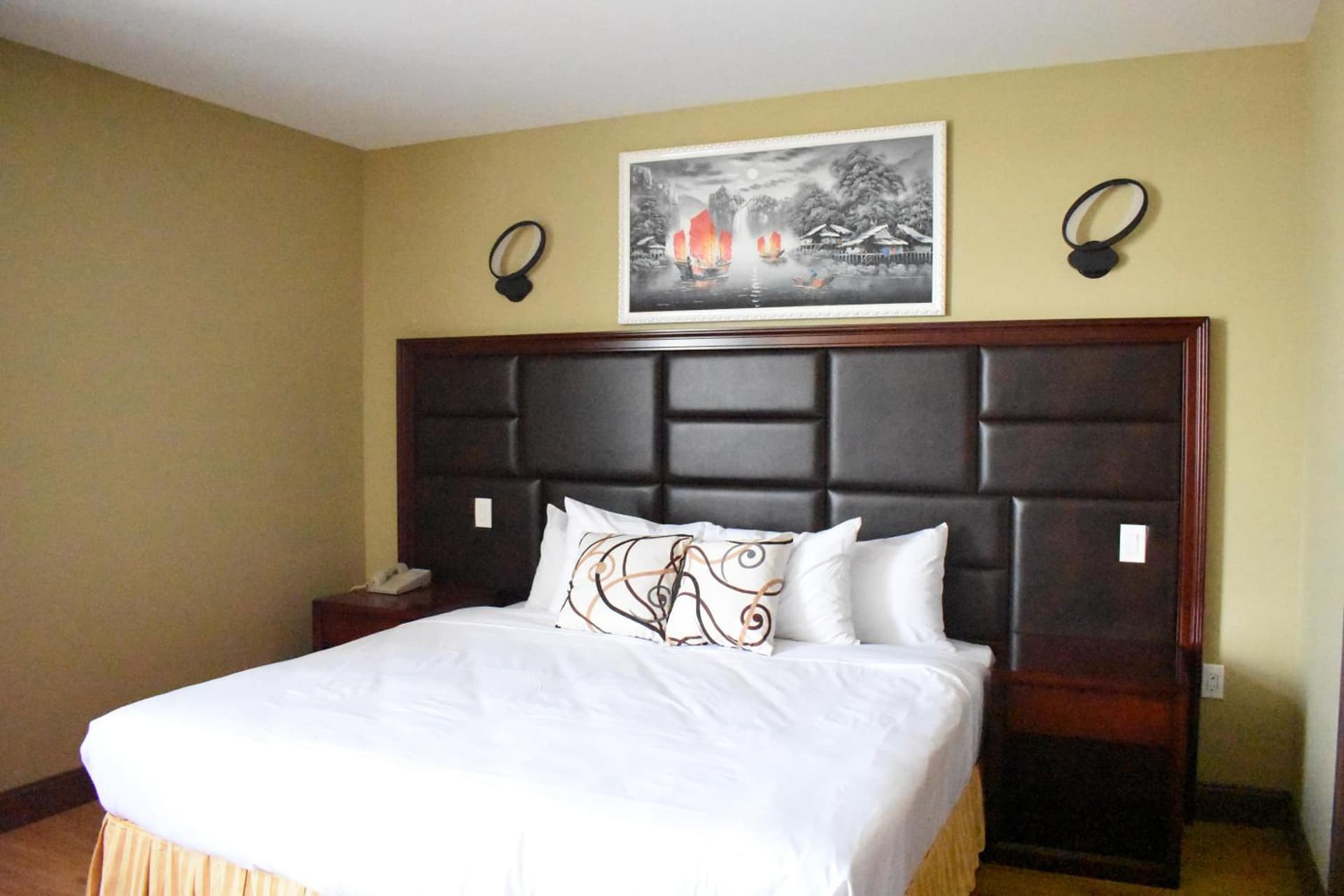 The Queens Hotel gallery photo in Queens, NY — image 11
