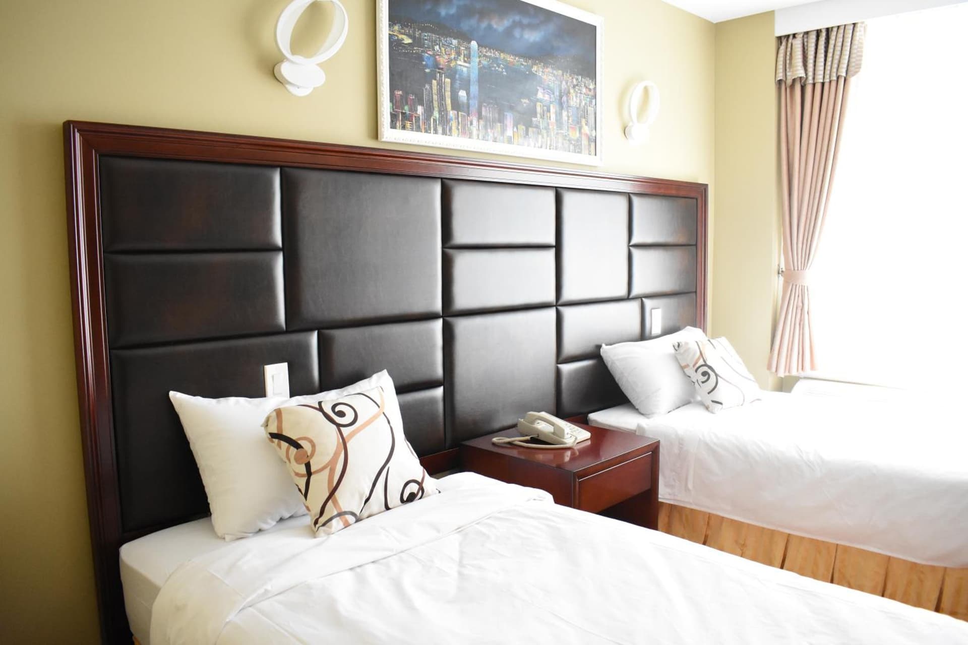 The Queens Hotel gallery photo in Queens, NY — image 19