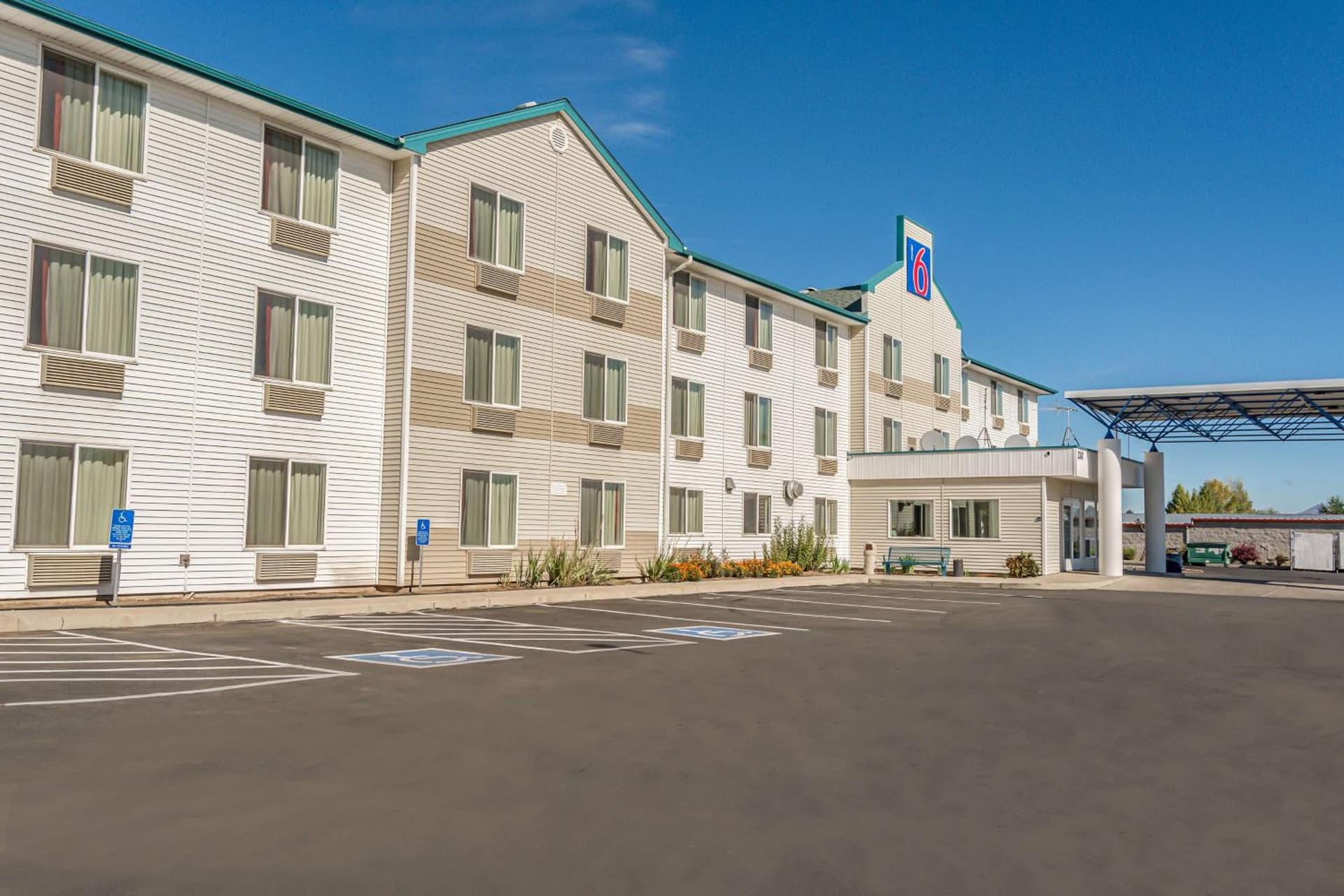 Motel 6-Redmond, OR interior in Redmond, OR — gallery photo 2
