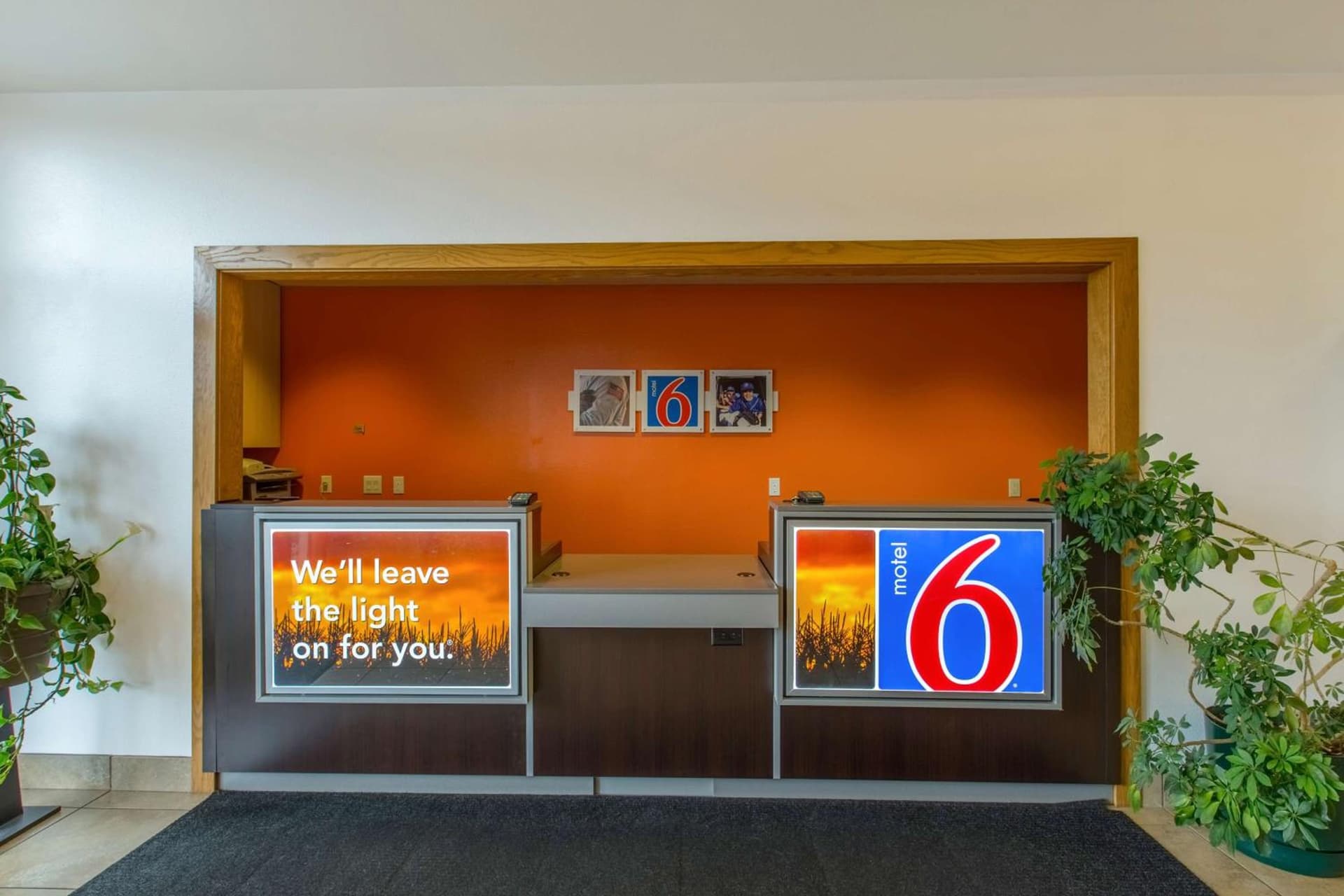 Motel 6-Baraboo, WI - Lake Delton-Wisconsin Dells interior in Baraboo, WI — gallery photo 2