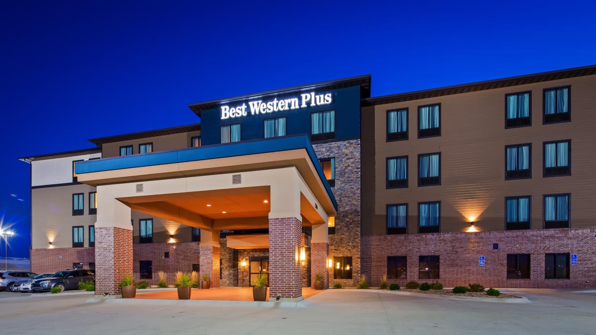 Best Western Plus Lincoln Inn & Suites interior in Lincoln, NE — gallery photo 2