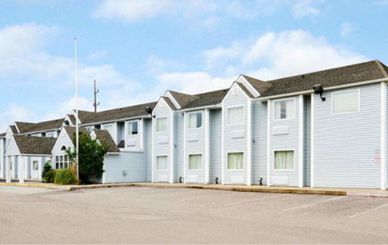 Americas Best Value Inn and Suites Ada interior in Ada, OK — gallery photo 2