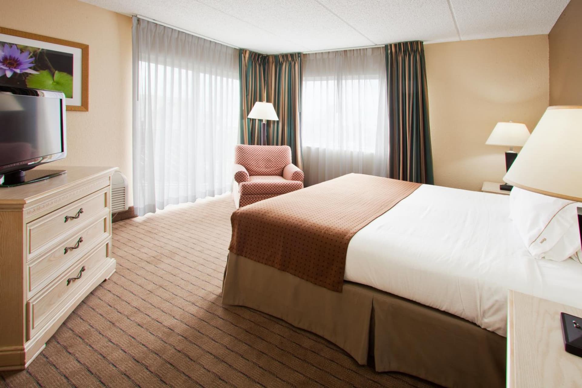 Holiday Inn Express- North Palm Beach and IHG Hotel interior in Juno Beach, FL — gallery photo 2